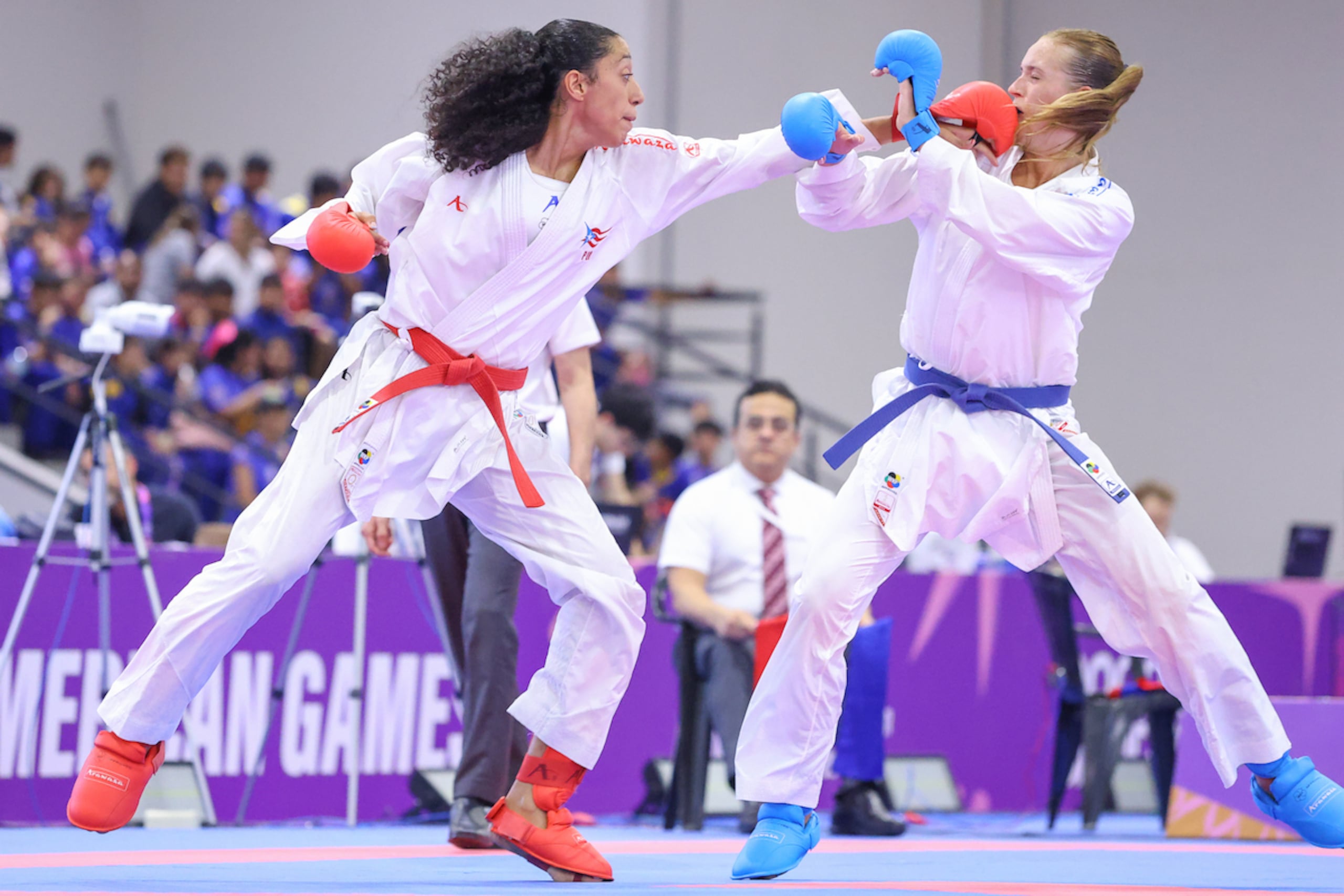 Elysia Hernández-García (rojo) suma el cuarto oro para la isla en Asunción 2025.