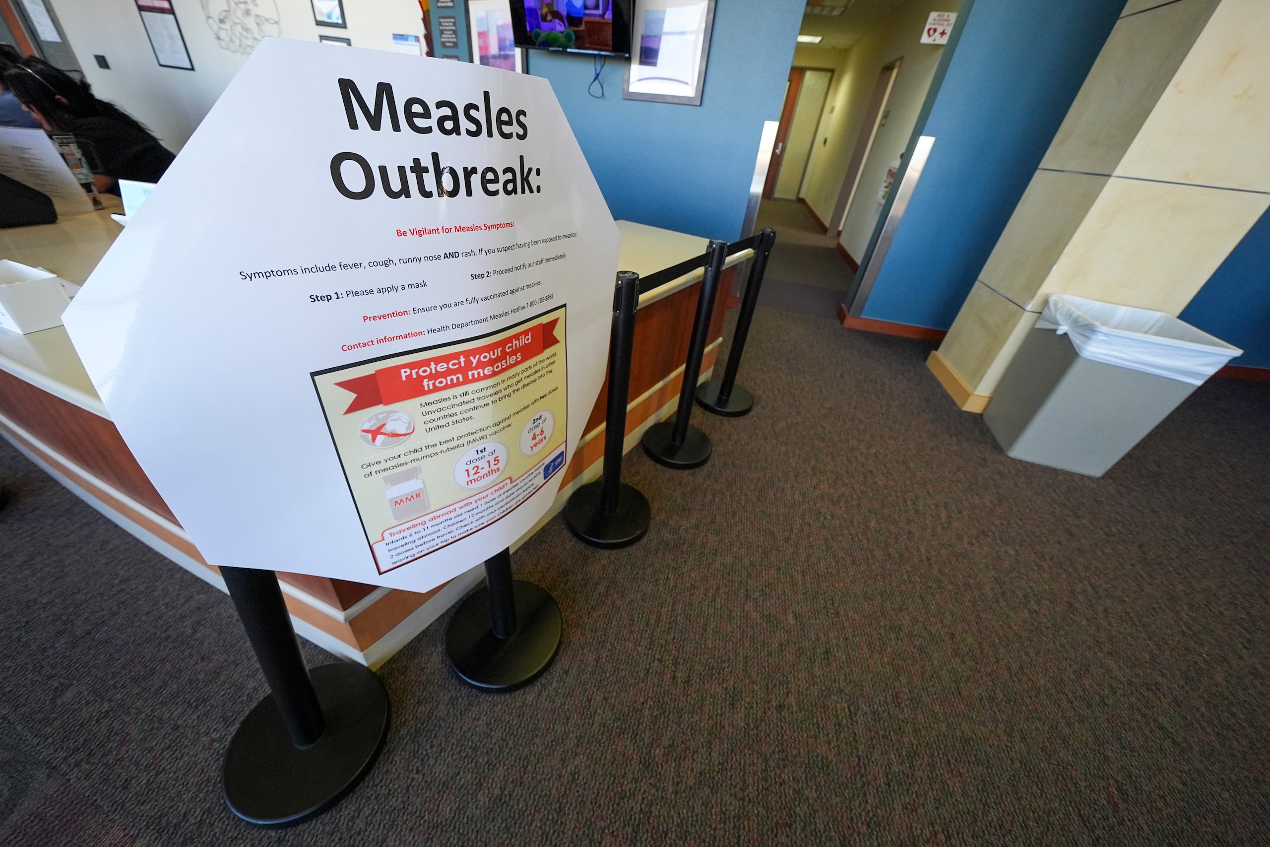 Un cartel que alerta sobre un brote de sarampión visto en el centro de Ciencias de la Salud de la Universidad Texas Tech, en Lubbock, Texas. (AP Foto/Julio Cortez, Archivo)