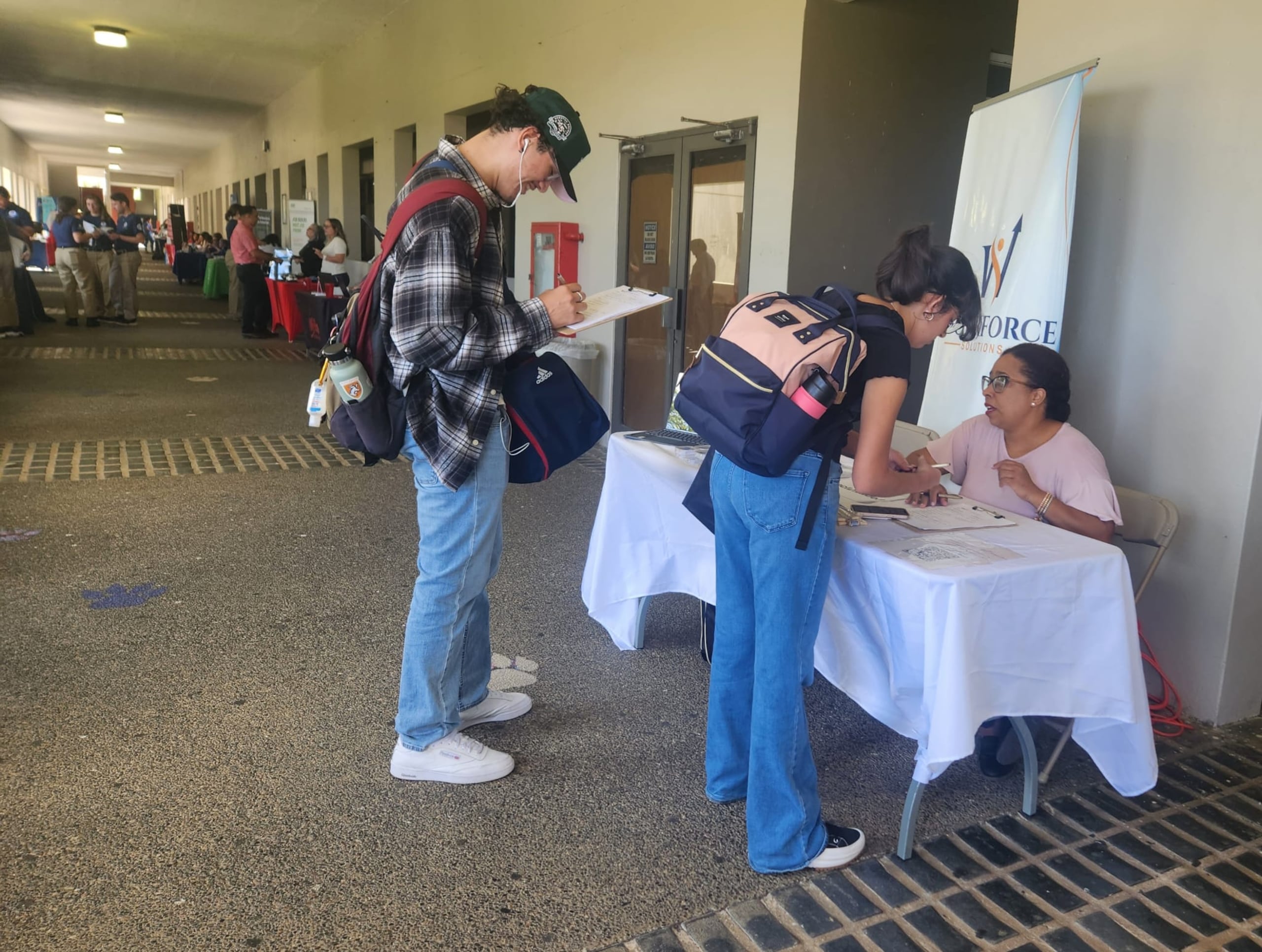 Daniel Nicola y Paola de León, ambos estudiantes de la UPR en Carolina, participaron de la feria de empleo que realizó el recinto.