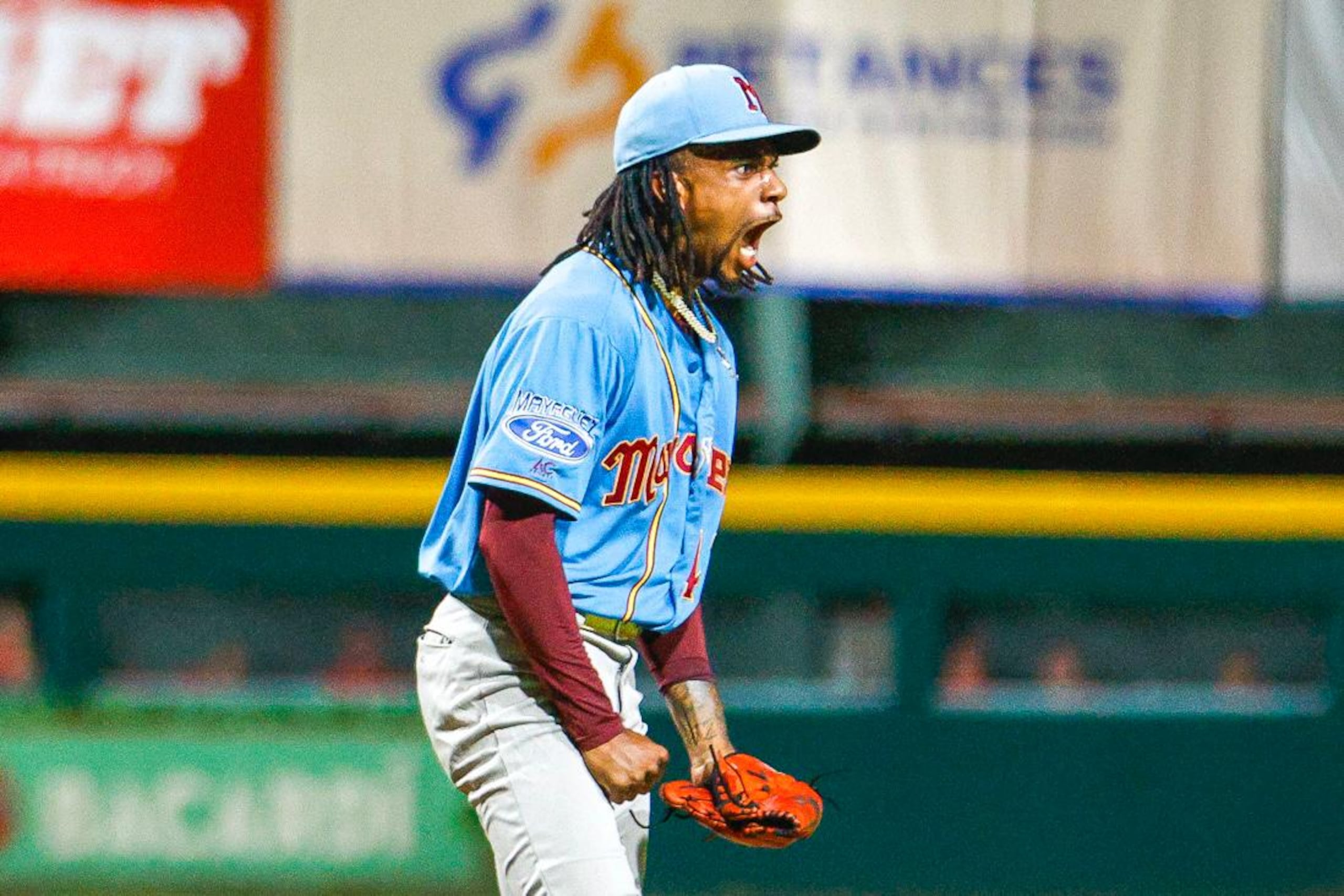 Ronnie Williams, abridor de los Indios de Mayagüez, celebra en el montículo del Estadio Yldefonso Solá Morales.