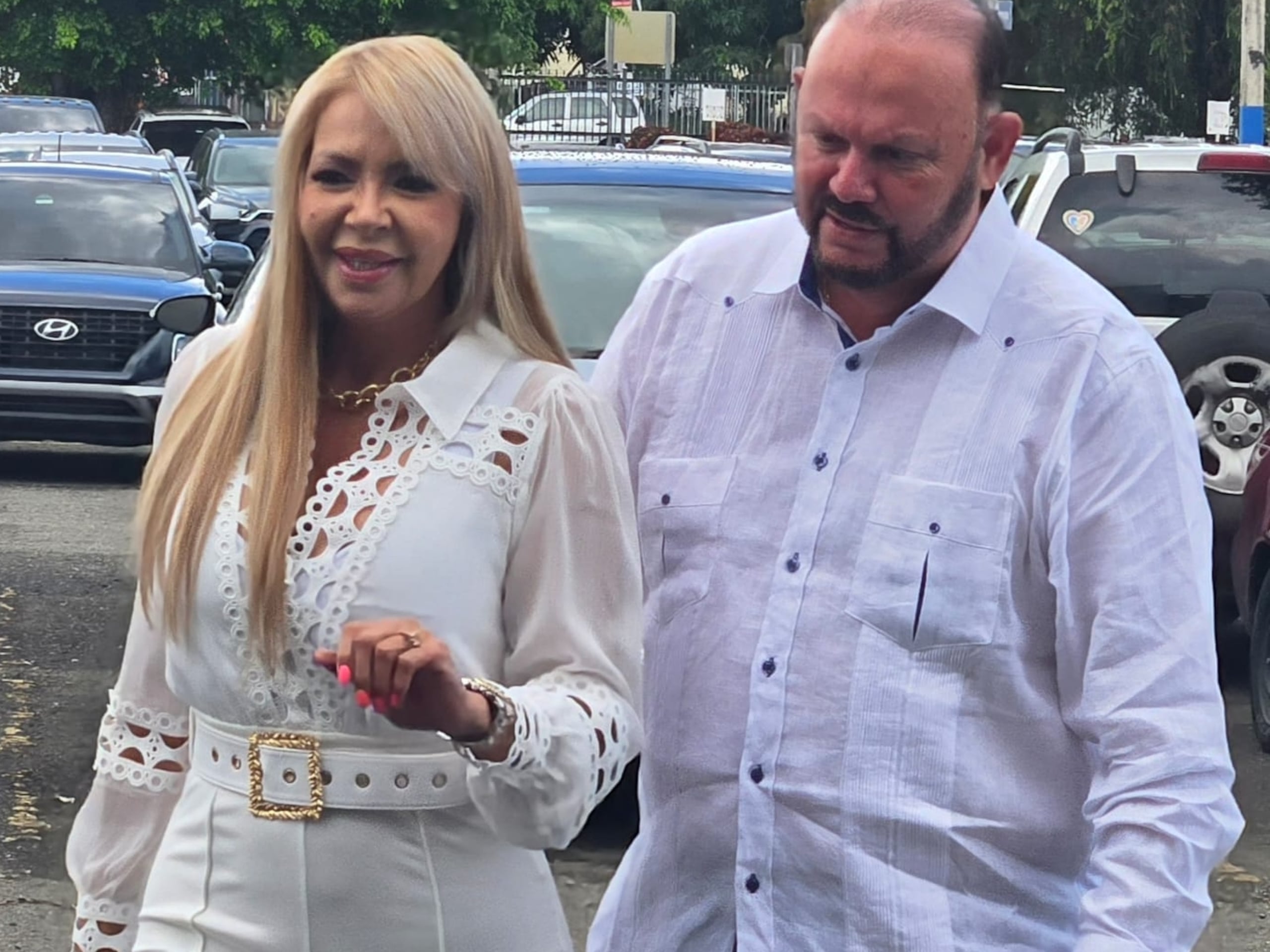 La situación provocó que muchos electores se fueran disgustados sin ejercer su derecho al sufragio, de acuerdo con Vázquez, quien llegó a mediodía acompañada de su esposo, Peter Muller, a votar en el colegio establecido en la Pontificia Universidad Católica en la Sultana del Oeste.