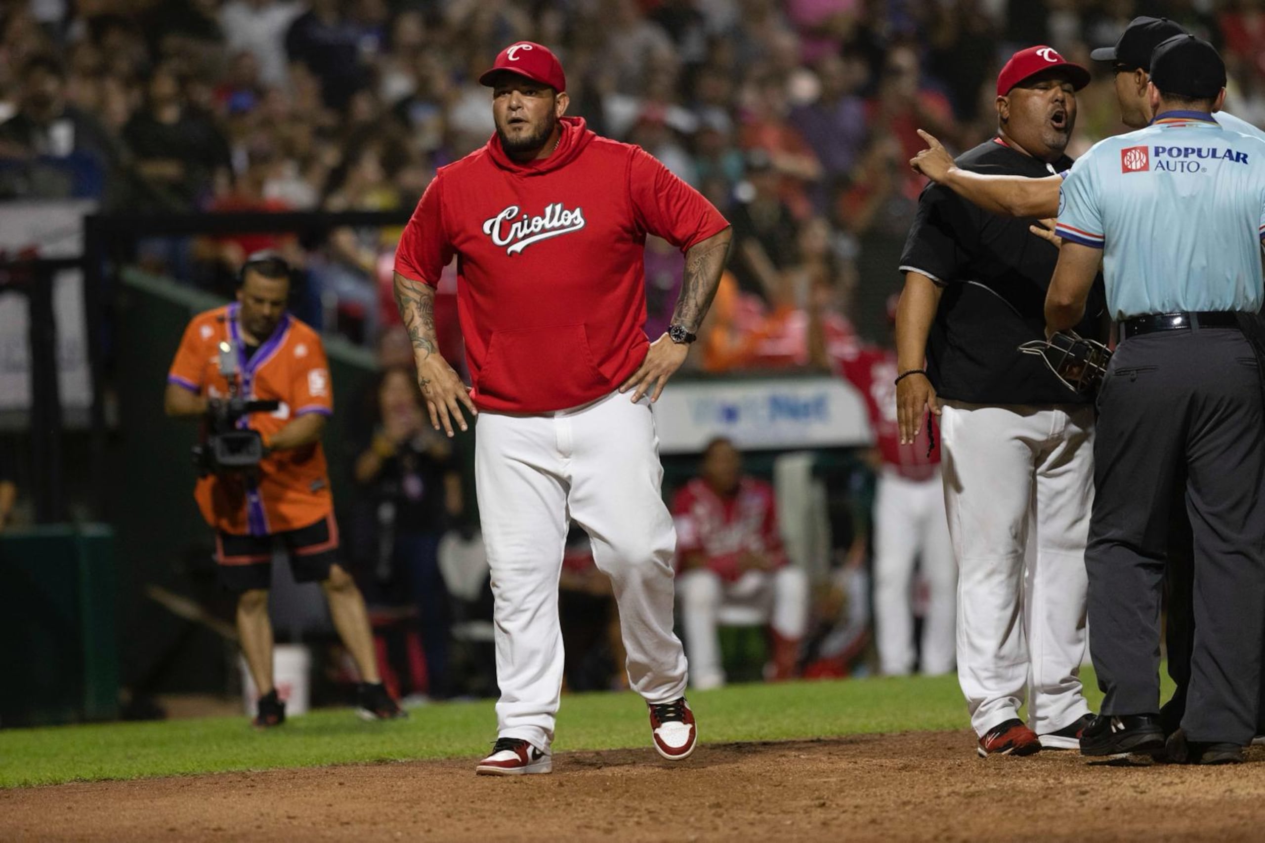 Yadier Molina fue expulsado en la tercera entrada y mira incrédulo hacia las gradas.