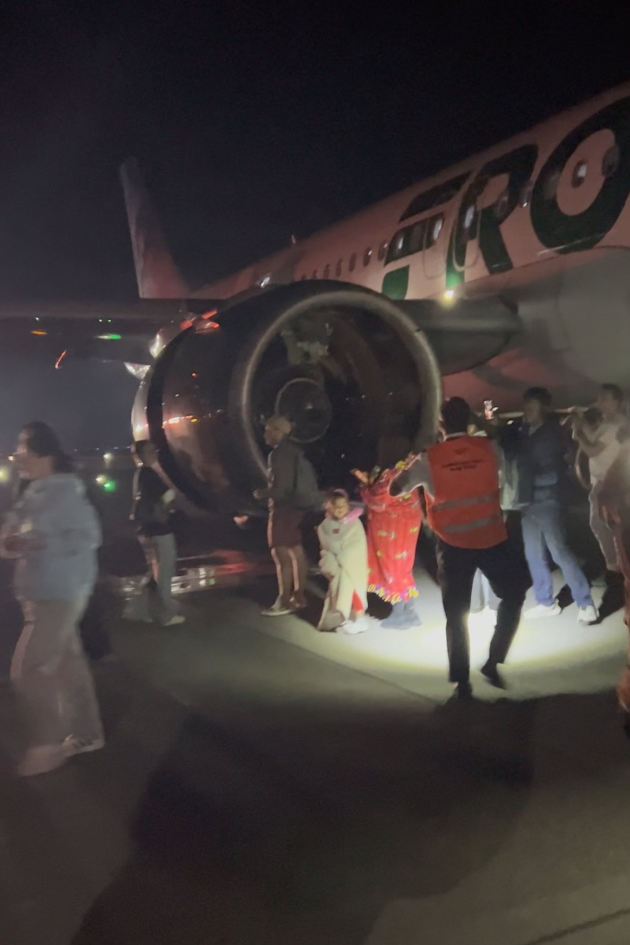 Esta imagen, provista por Jack Estenssoro, muestra a pasajeros desalojando el avión de Frontier Airlines tras la muerte de un hombre, quien fue atropellado durante el despegue, en el Aeropuerto Internacional de Denver, el 8 de mayo de 2026.
