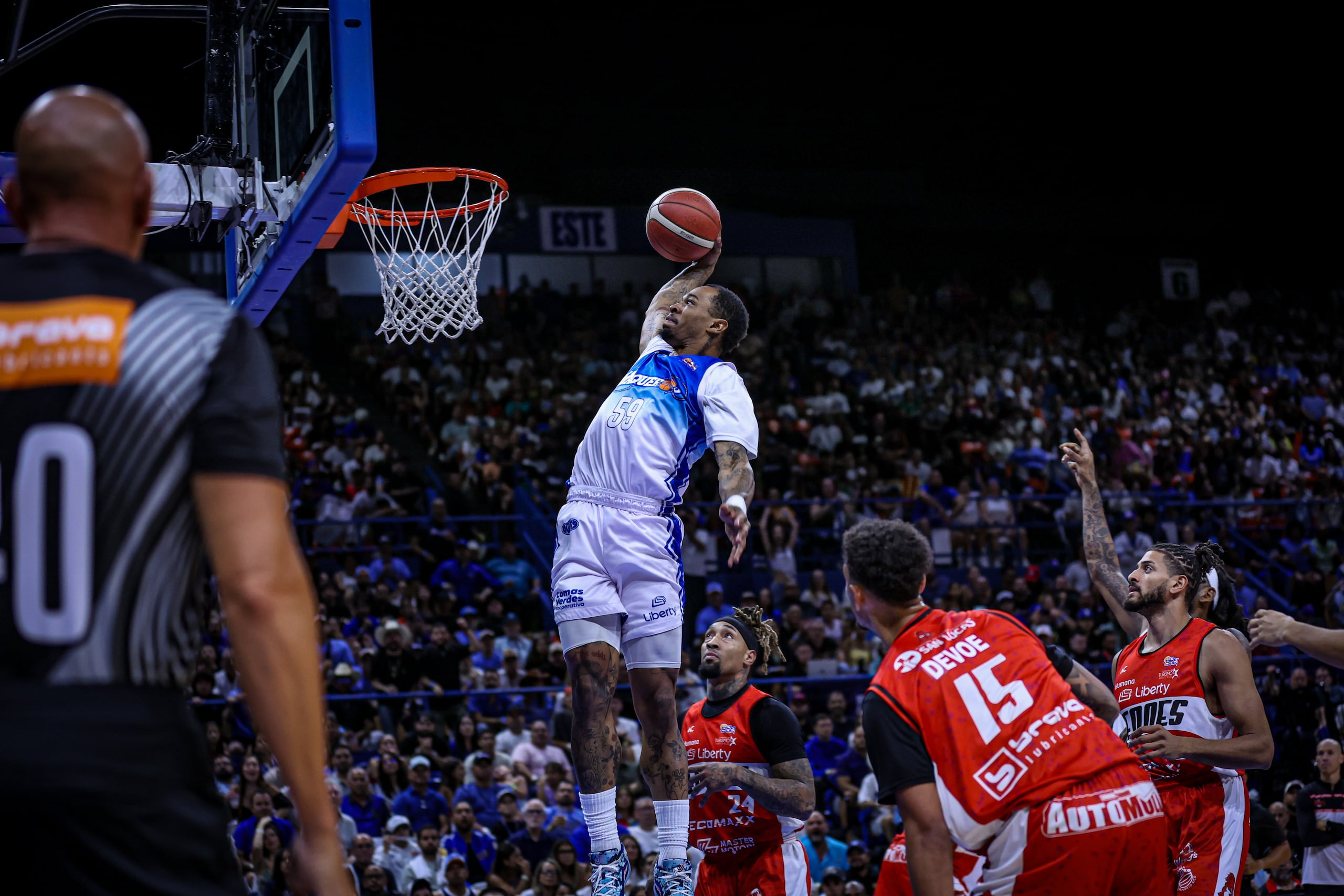Rayjon Tucker donquea en el quinto juego de la final del BSN entre los Vaqueros de Bayamón y los Leones de Ponce.