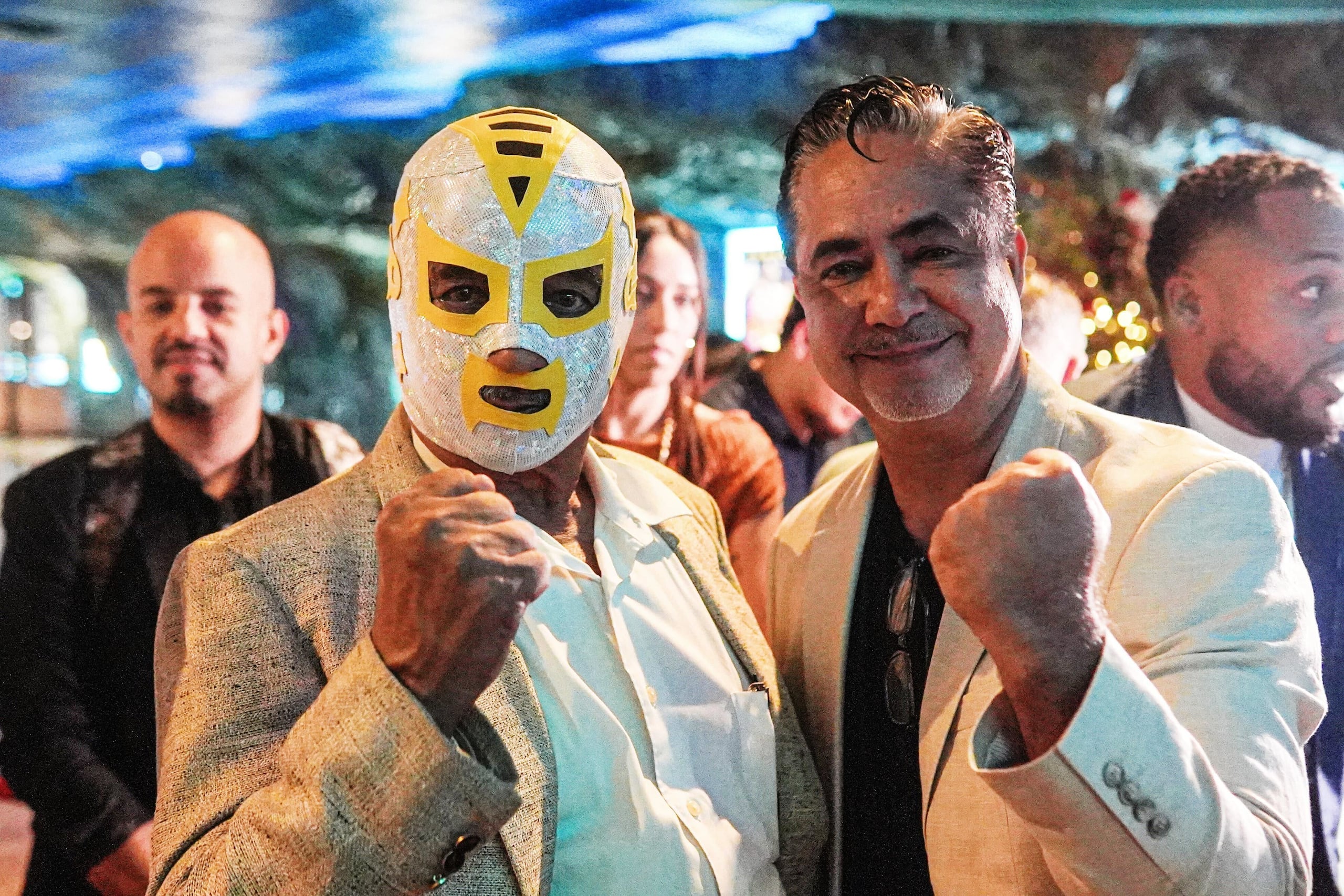 José Huertas González (Invader #1) junto a Carlos Vega, actor que lo interpretó en la película, durante la premiere en Plaza Guaynabo.