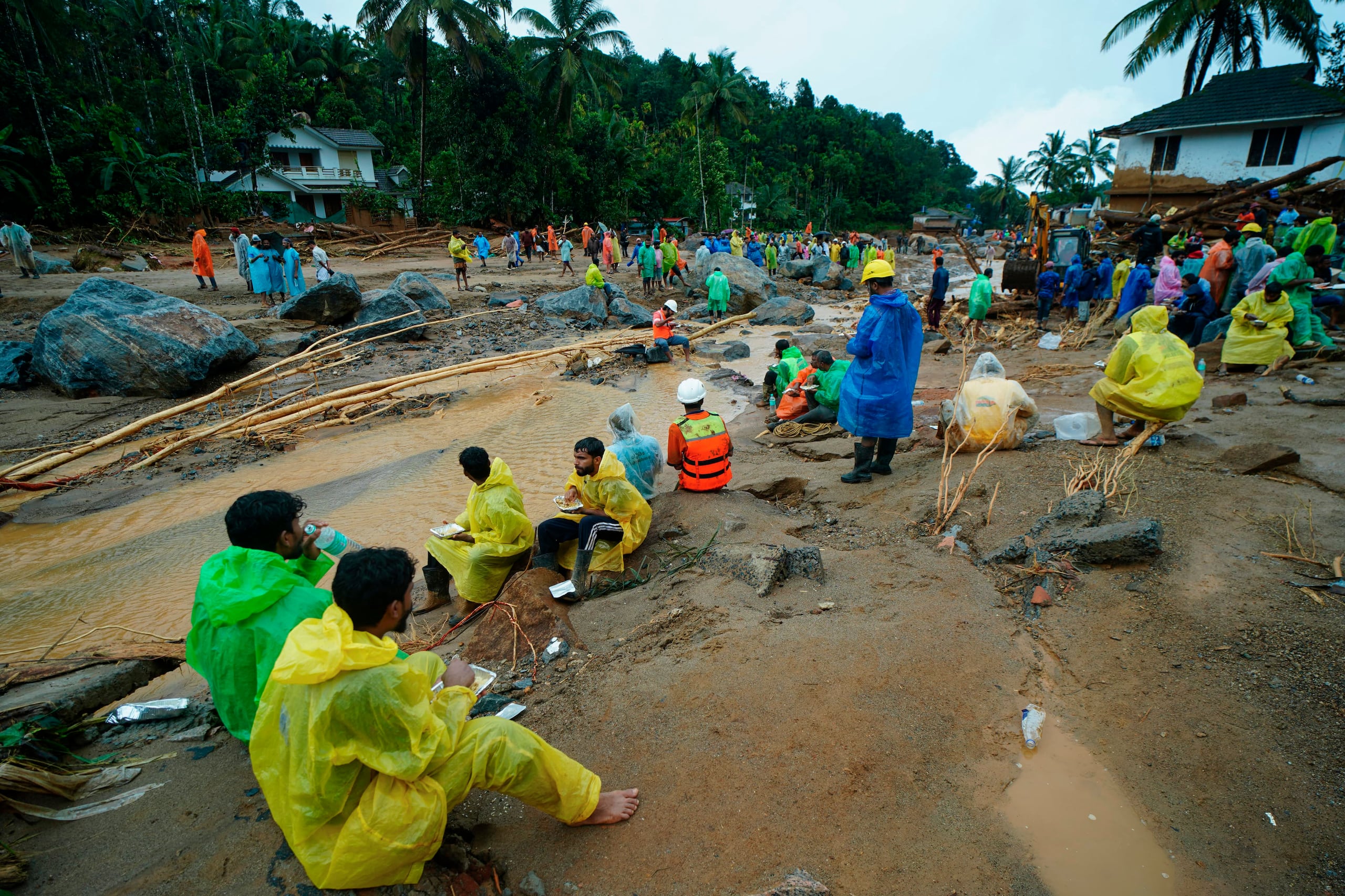 Rescatistas toman un descanso para comer el martes 30 de julio de 2024 mientras buscan por sobrevivientes tras unos aludes que azotaron localidades montañosas en el distrito de Wayanad, en el estado de Kerala, India. (AP Foto)