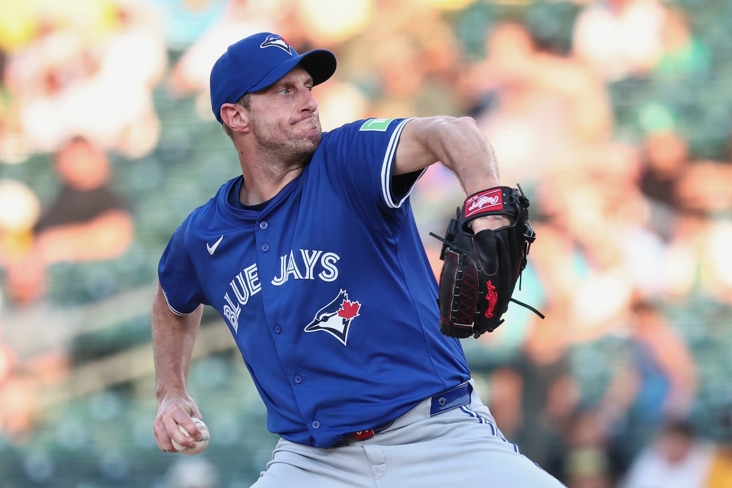 Max Scherzer, de los Azulejos de Toronto, hace un lanzamiento ante los Atléticos el viernes 11 de julio de 2025 (AP Foto/Sara Nevis)