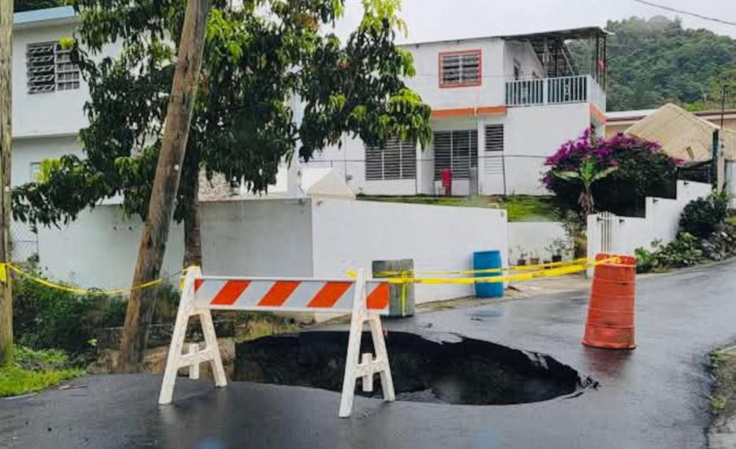 Fotografía de uno de los múltiples derrumbes que se registraron en Aguas Buenas a consecuencia de las lluvias de mayo.