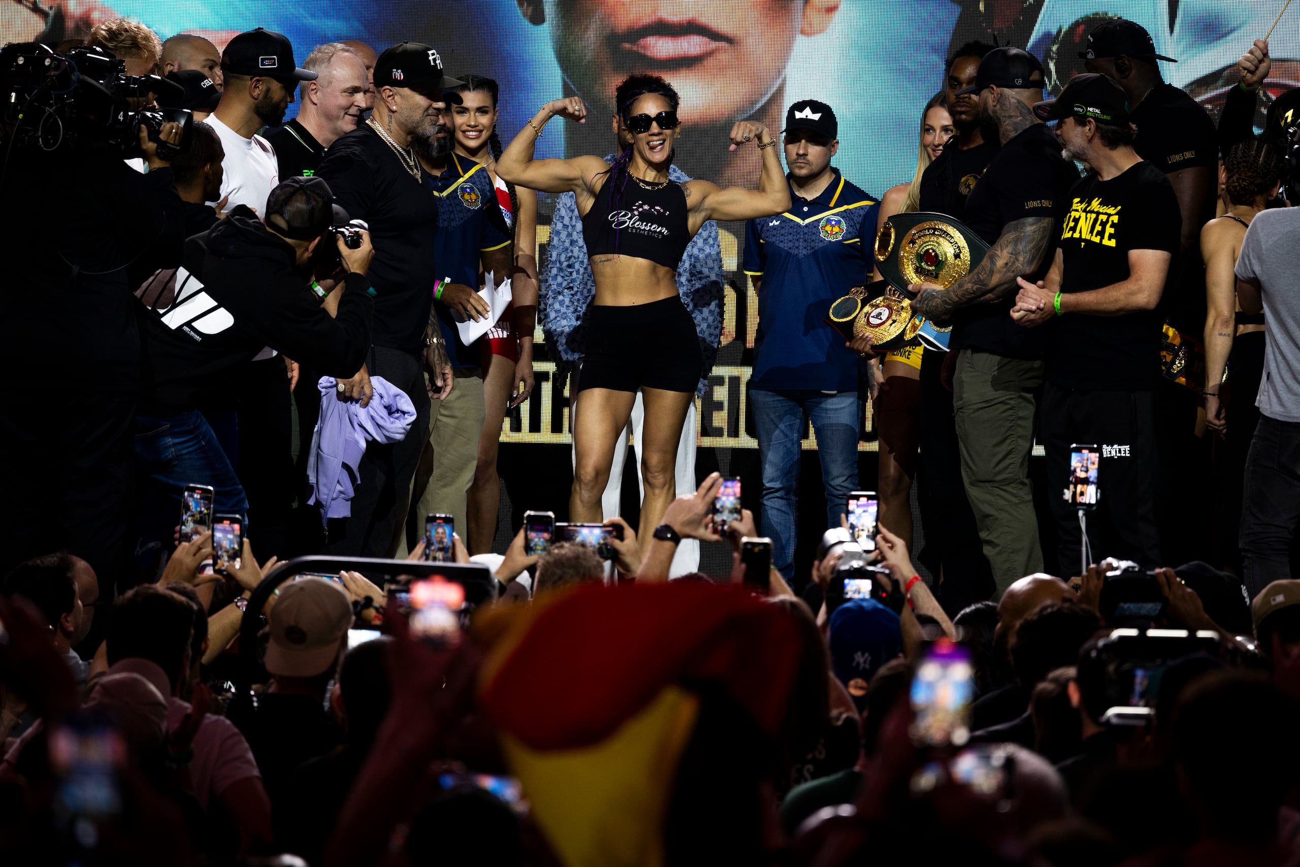 Amanda Serrano pisa la báscula en el Distrito T-Mobile de cara a su pelea con Nina Meinke.