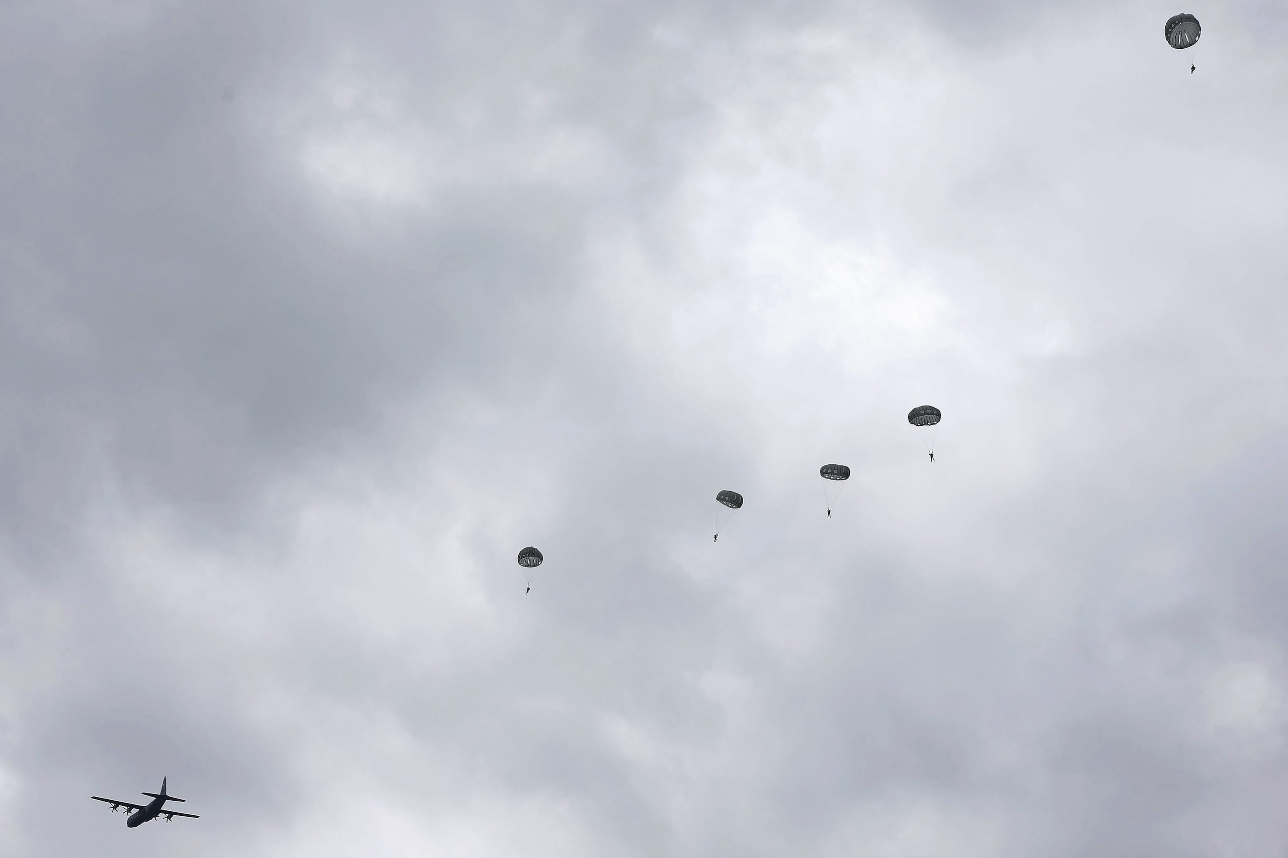 Imagen de archivo de varios paracaidistas. EFE/Valdrin Xhemaj