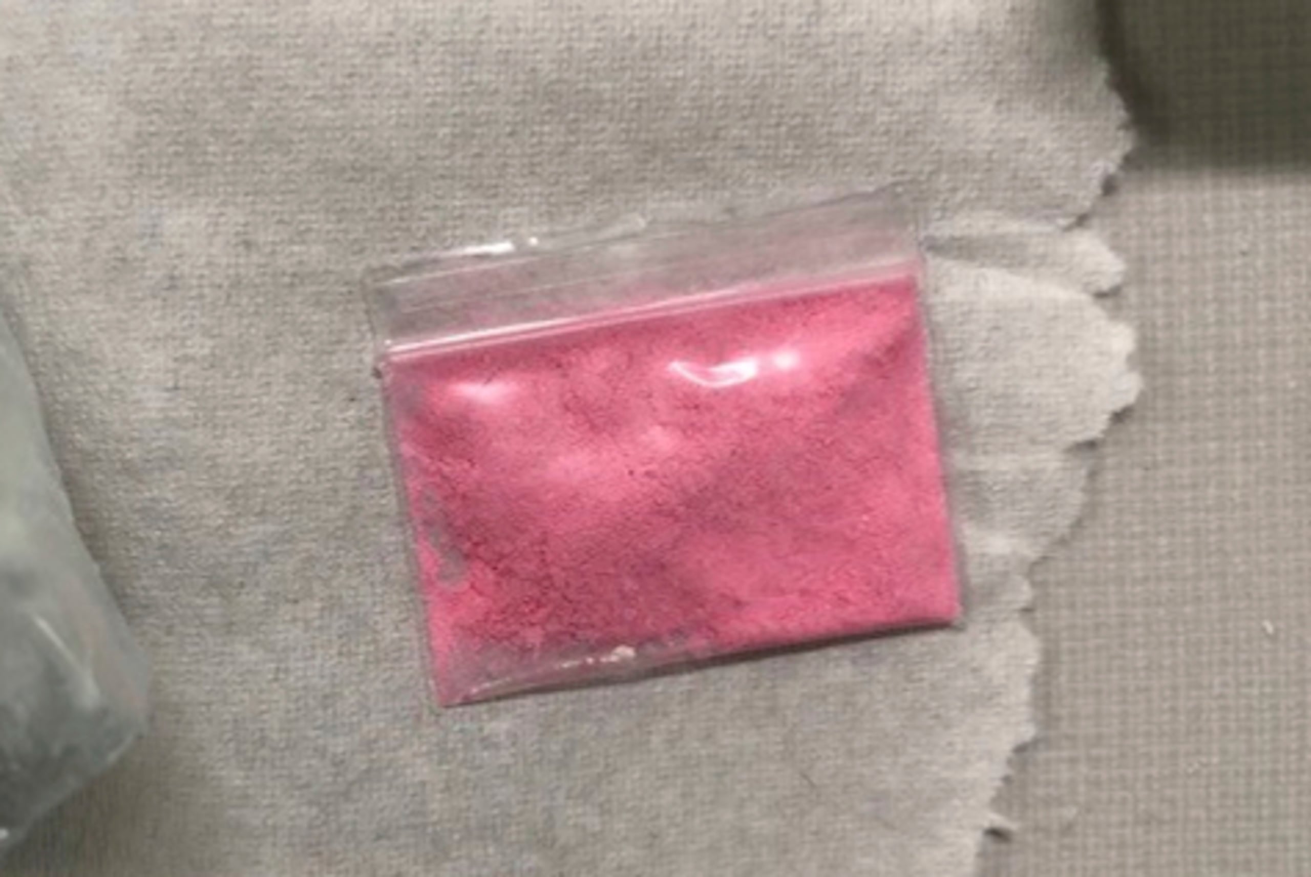 La cocaína rosa es rosa gracias al colorante o tinte alimentario, que contiene metanfetamina, MDMA, ketamina y sales de baño.