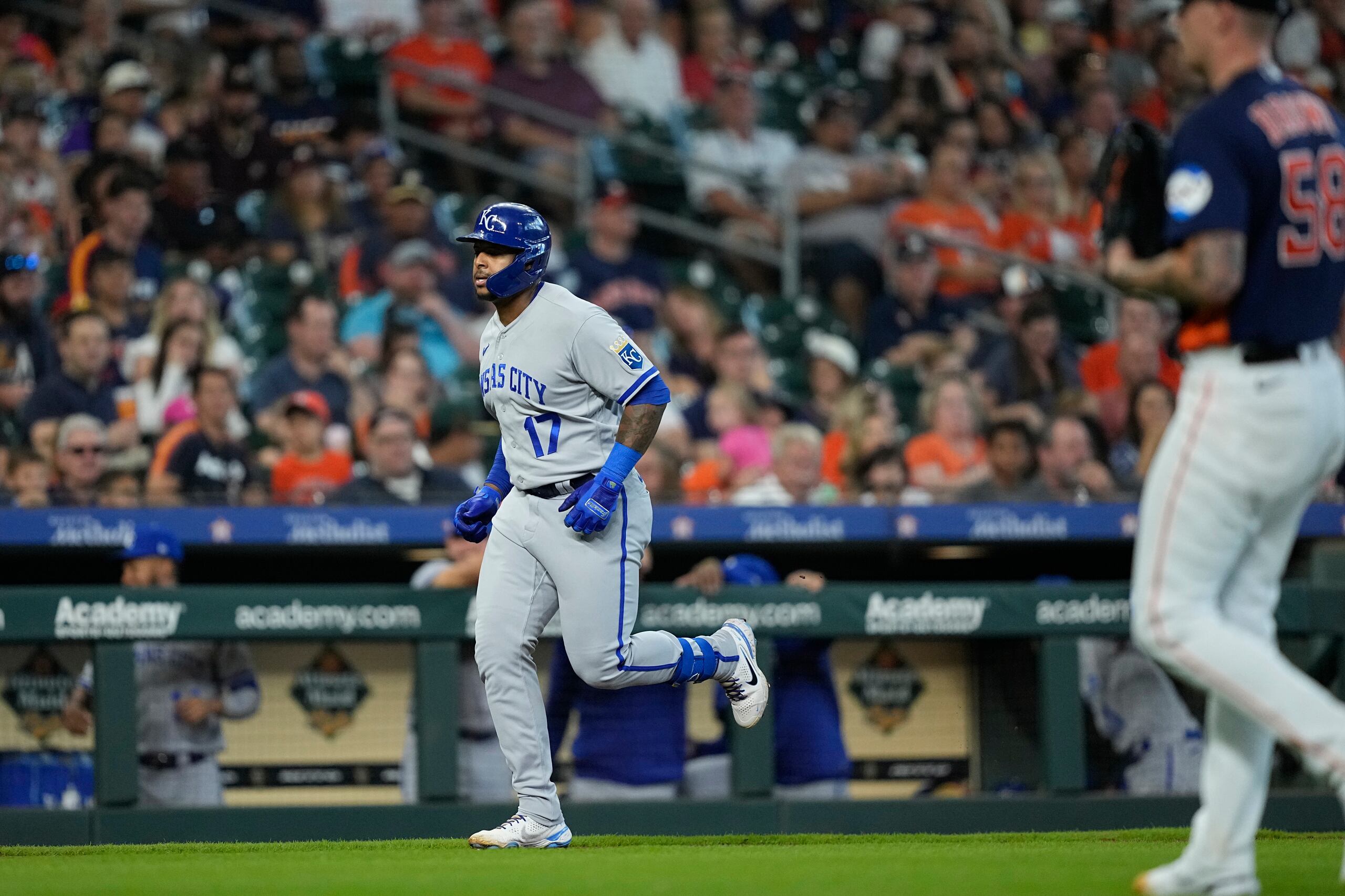El betador boricua Nelson Velázquez trota hacia el plato luego de pegar uno de los dos jonrones le conectó a los Astros este domingo en Houston.