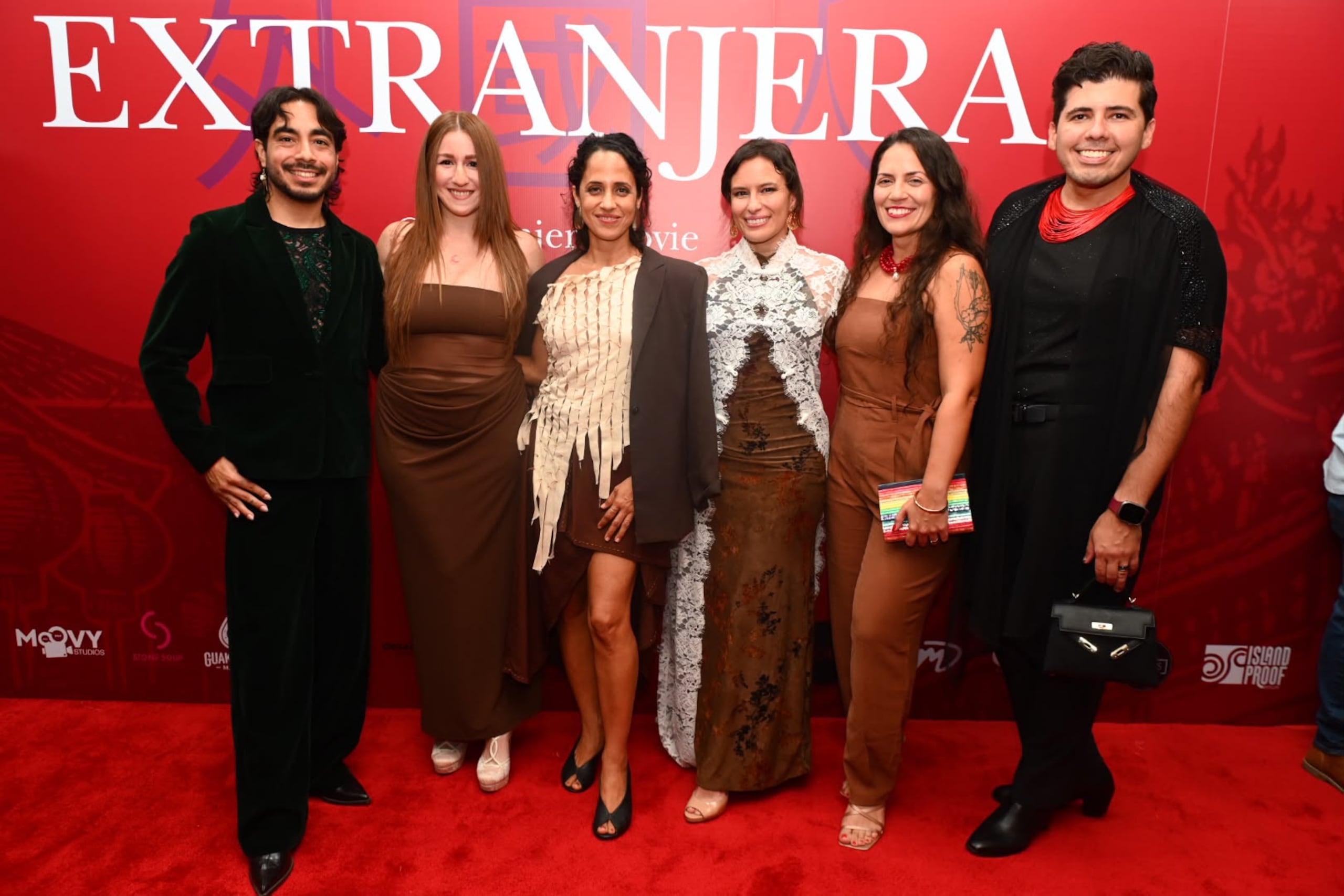 Filmada entre Puerto Rico y Taiwán, "Extranjera" presenta una historia profundamente humana sobre la identidad, la pertenencia, los vínculos familiares y la búsqueda de una voz propia.