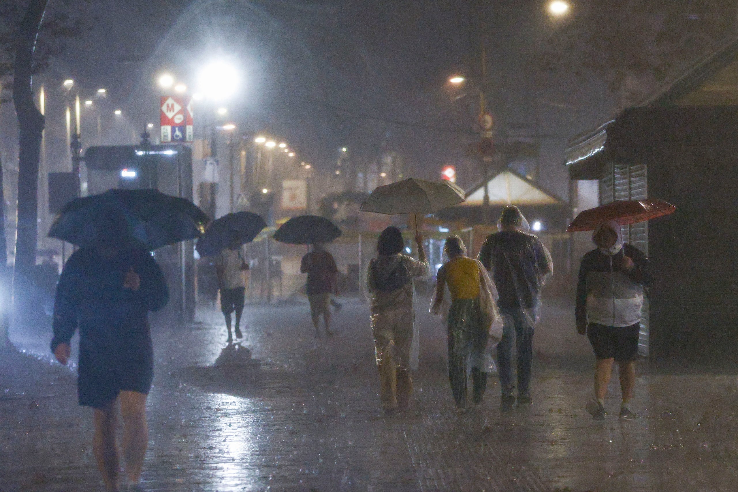Aspecto de las calles del centro de Barcelona, afectado por intensas lluvias, hoy sábado, cuando la Generalitat de Cataluña ha pedido a los ciudadanos que "se queden en casa" para "no exponerse" a los efectos del minihuracán mediterráneo que se está formando en el mar frente a la costa catalana y que tocará tierra, previsiblemente, a primera hora de la noche, con lluvias que pueden acumular más de 200 litros por metro cuadrado en menos de seis horas. EFE / Quique García.