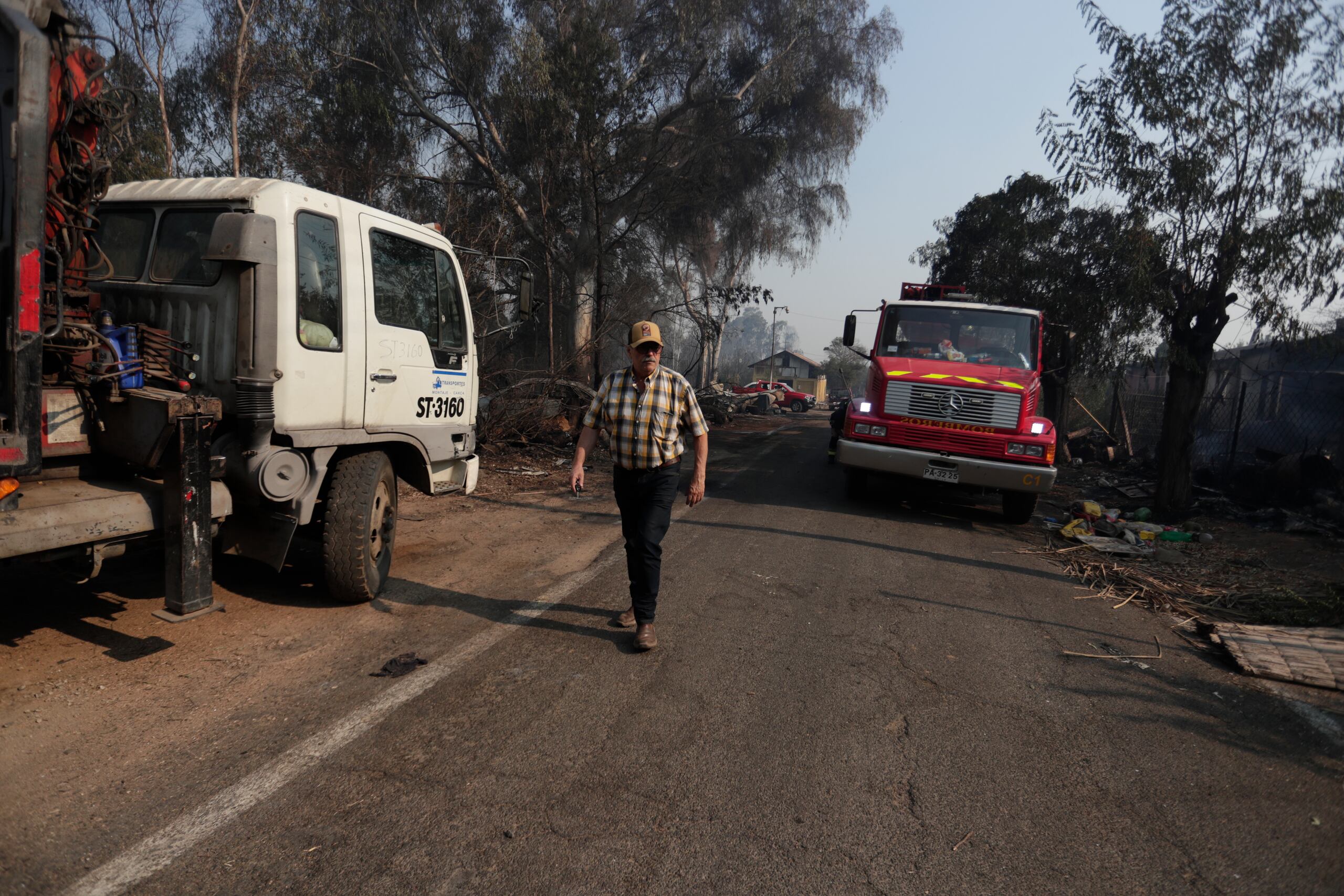 Las altas e inusuales temperaturas que se están dando, sumado a las fuertes rachas de viento y la baja humedad están complicando el control del incendio.