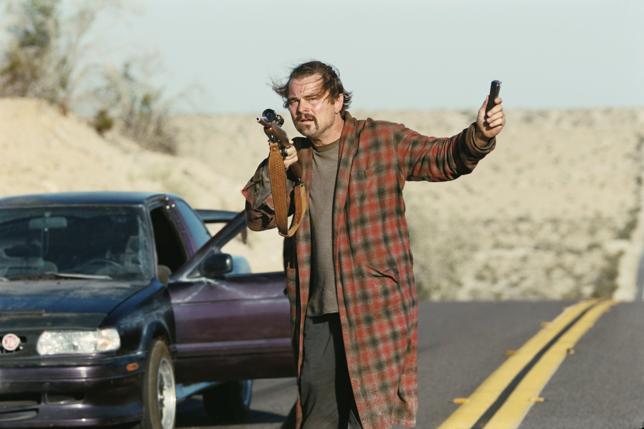 Esta imagen, publicada por Warner Bros. Pictures, muestra a Leonardo DiCaprio en una escena de "One Battle After Another". (Warner Bros. Pictures vía AP)