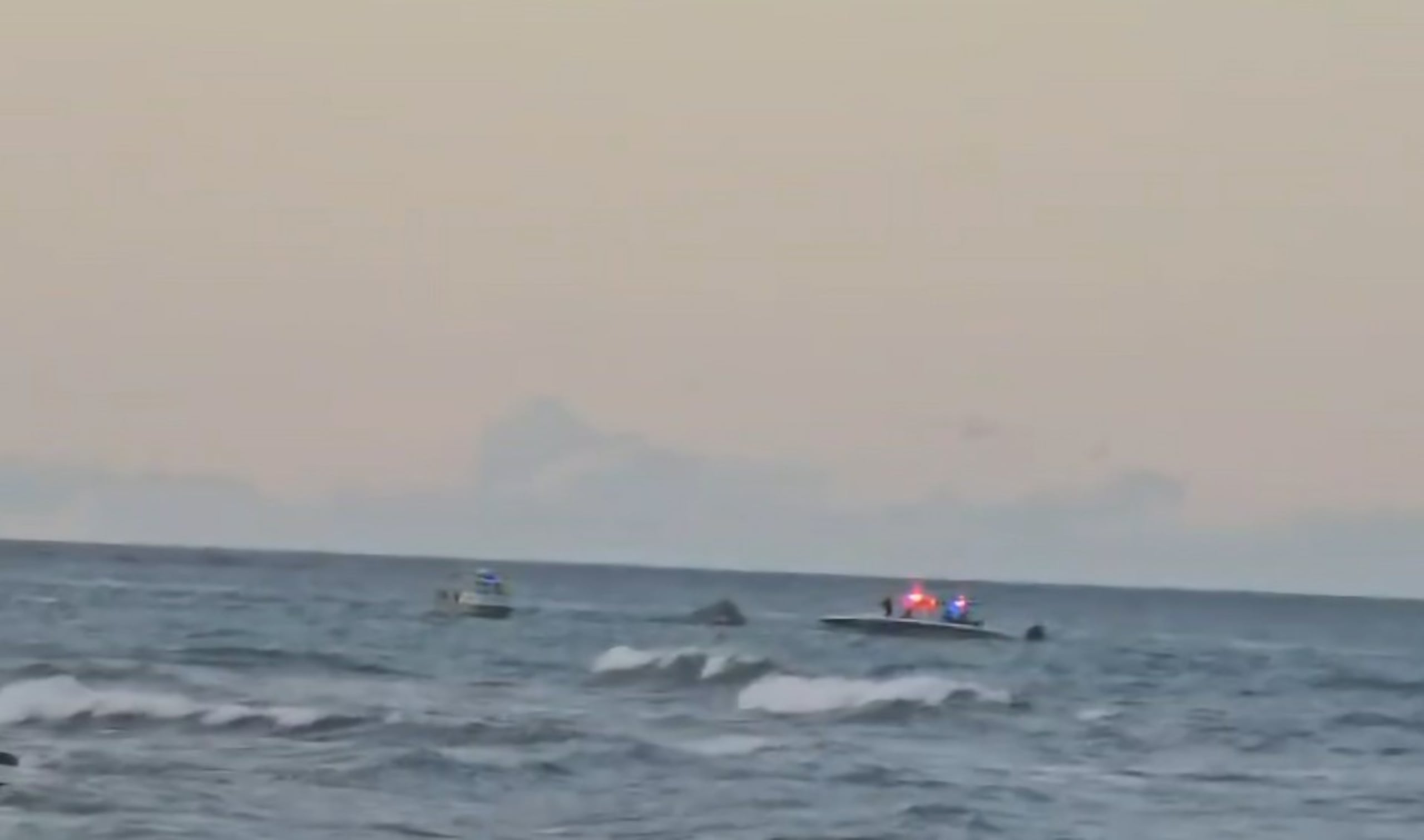 Los turistas fueron dejados en la costa a petición de ellos, tras ser rescatados ilesos.