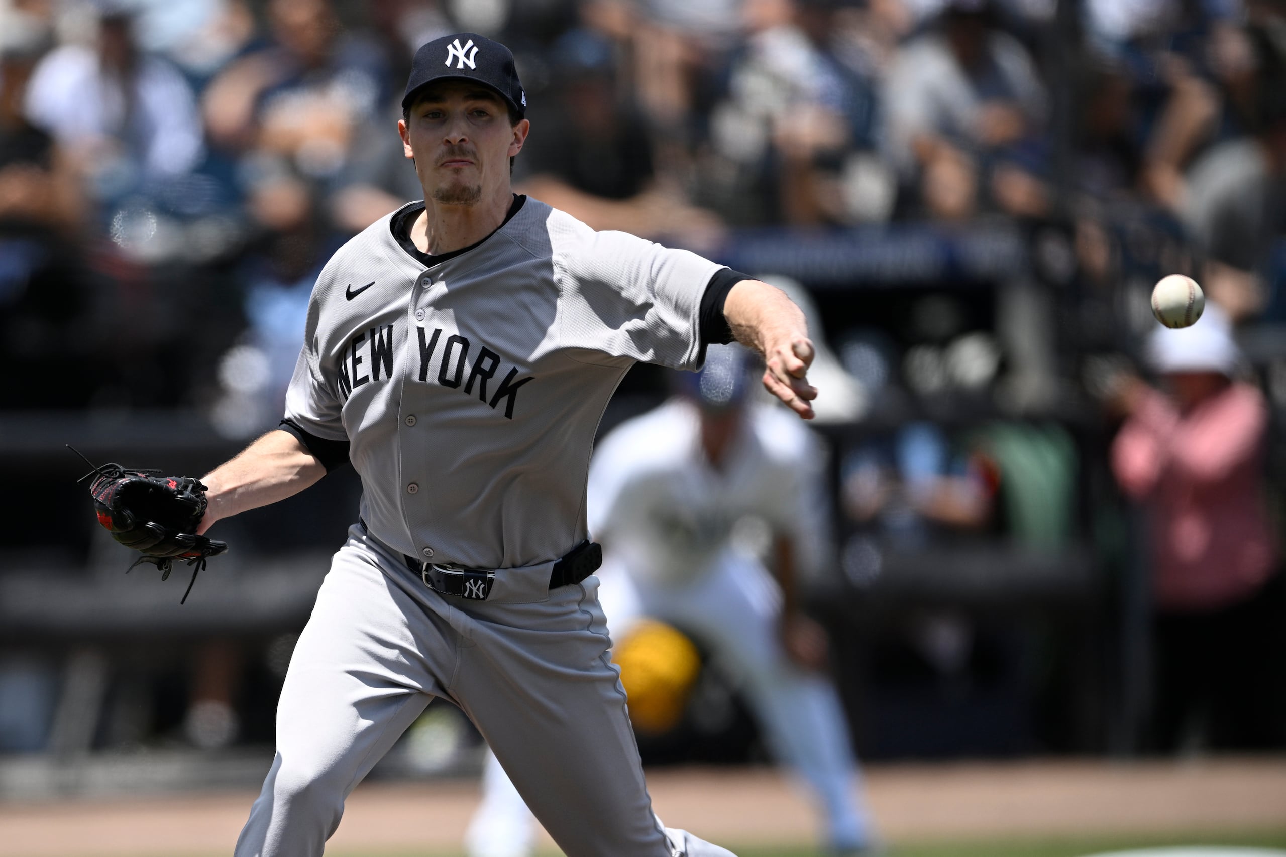 El lanzador abridor de los Yankees de Nueva York, Max Fried, lanza a la primera base en un intento de pick-off mientras Junior Caminero, de los Rays de Tampa Bay, regresa sano y salvo durante la primera entrada de un juego de béisbol, el domingo 20 de abril de 2025, en Tampa, Florida (AP Foto/Phelan M. Ebenhack)