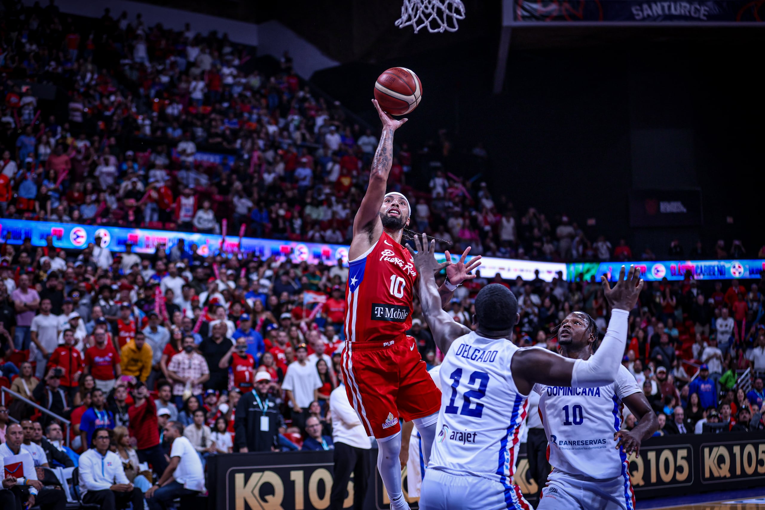 José Alvarado lanza al canasto en el fogueo contra República Dominicana rumbo a la AmeriCup 2025.