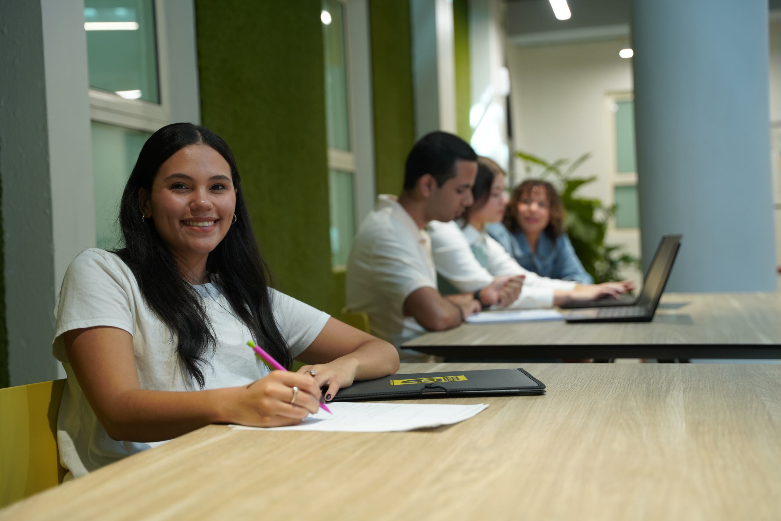 La universidad, además, cada año organiza y celebra ferias de empleo con el objetivo de unir a estudiantes con potenciales empleadores.