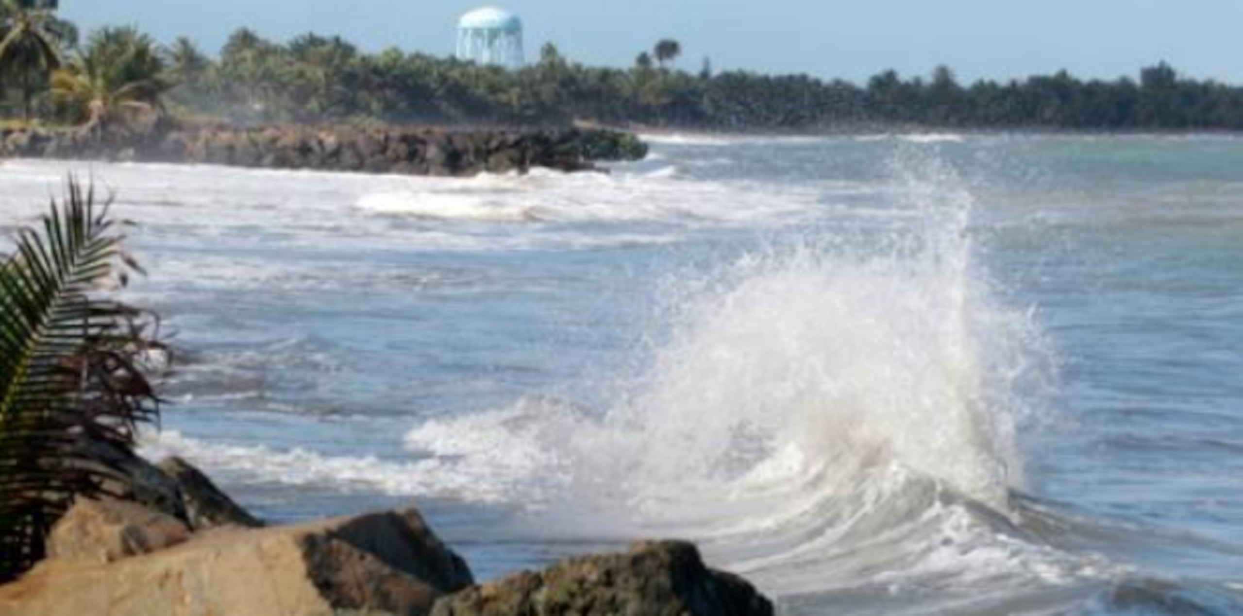 “Recomendamos a los bañistas que no entren a nadar por el alto riesgo de corrientes submarinas en la mayoría de las playas, excepto en el sur”, exaltó. (Archivo)