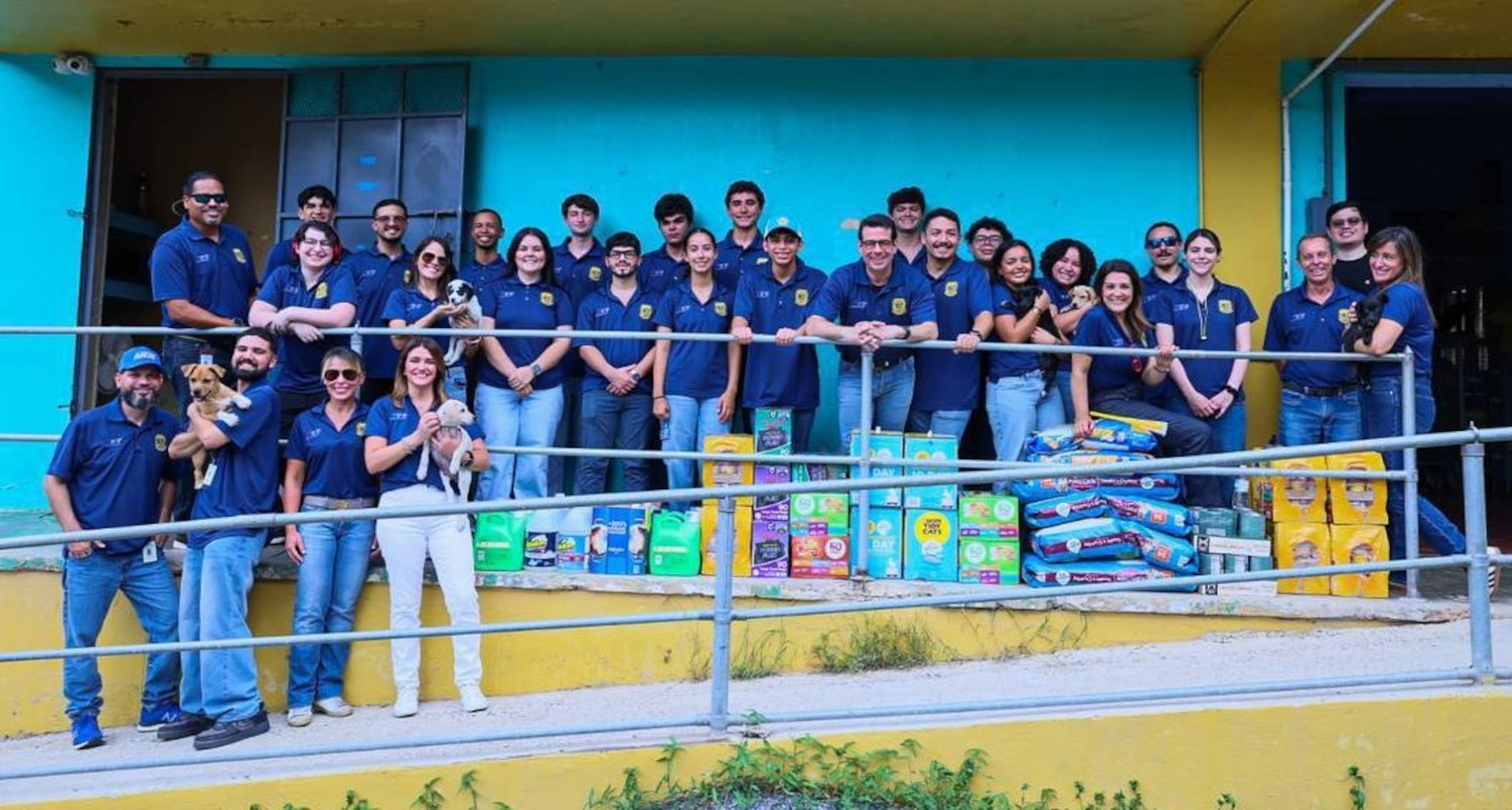 Jóvenes del internado José M. Berrocal, de la Autoridad de Asesoría Financiera y Agencia Fiscal, durante su visita al Santuario de Animales San Francisco de Asís, en Cabo Rojo.
