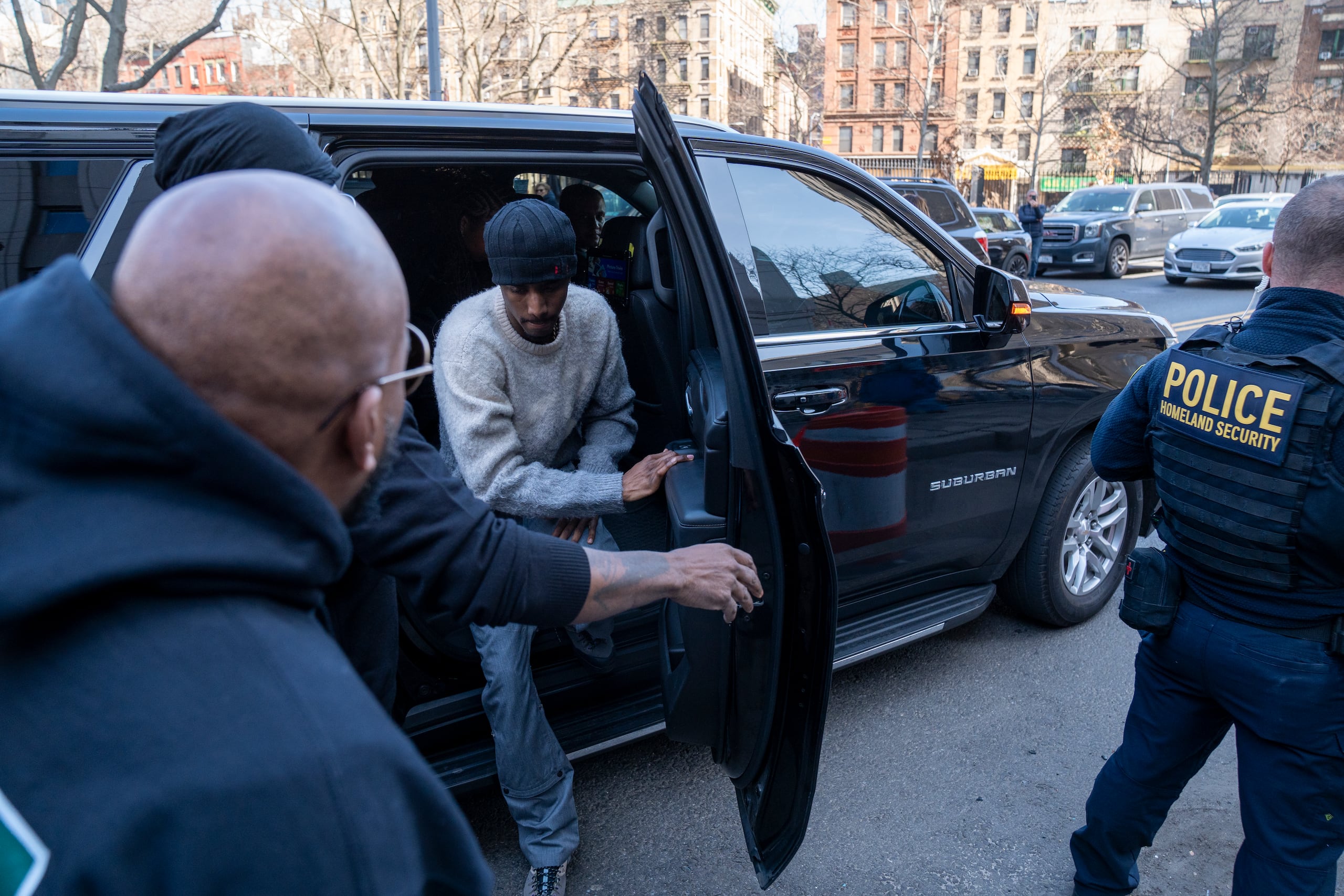 El hijo del rapero y ejecutivo discográfico estadounidense Sean Combs, Christian Coms, llega a la corte federal este viernes, en Nueva York (Estados Unidos). (EFE/ Angel Colmenares)