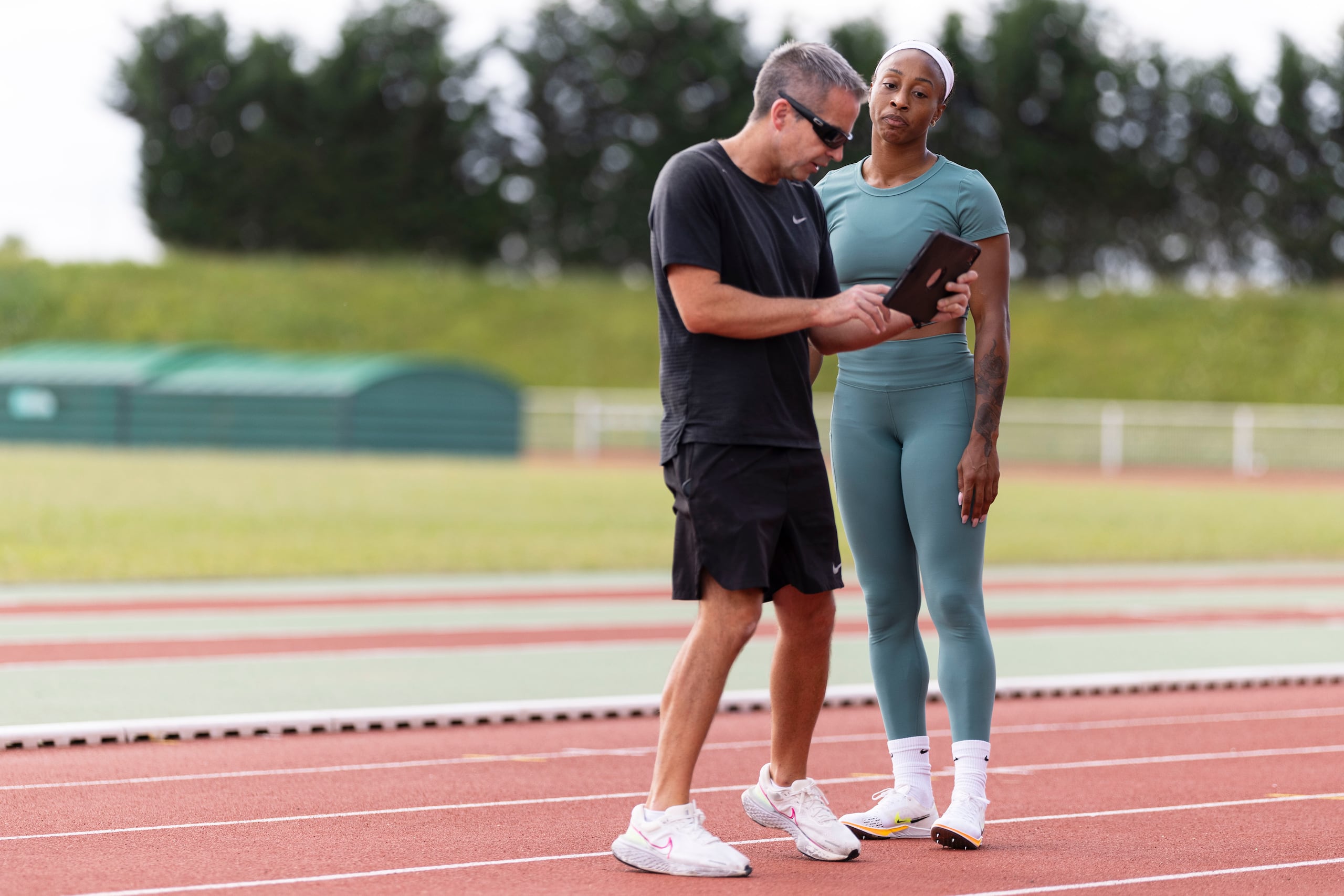 John Coghlan aparece aquí trabajando con Jasmine Camacho Quinn durante el campamento en Dijon, Francia, previo a los Juegos París 2024.