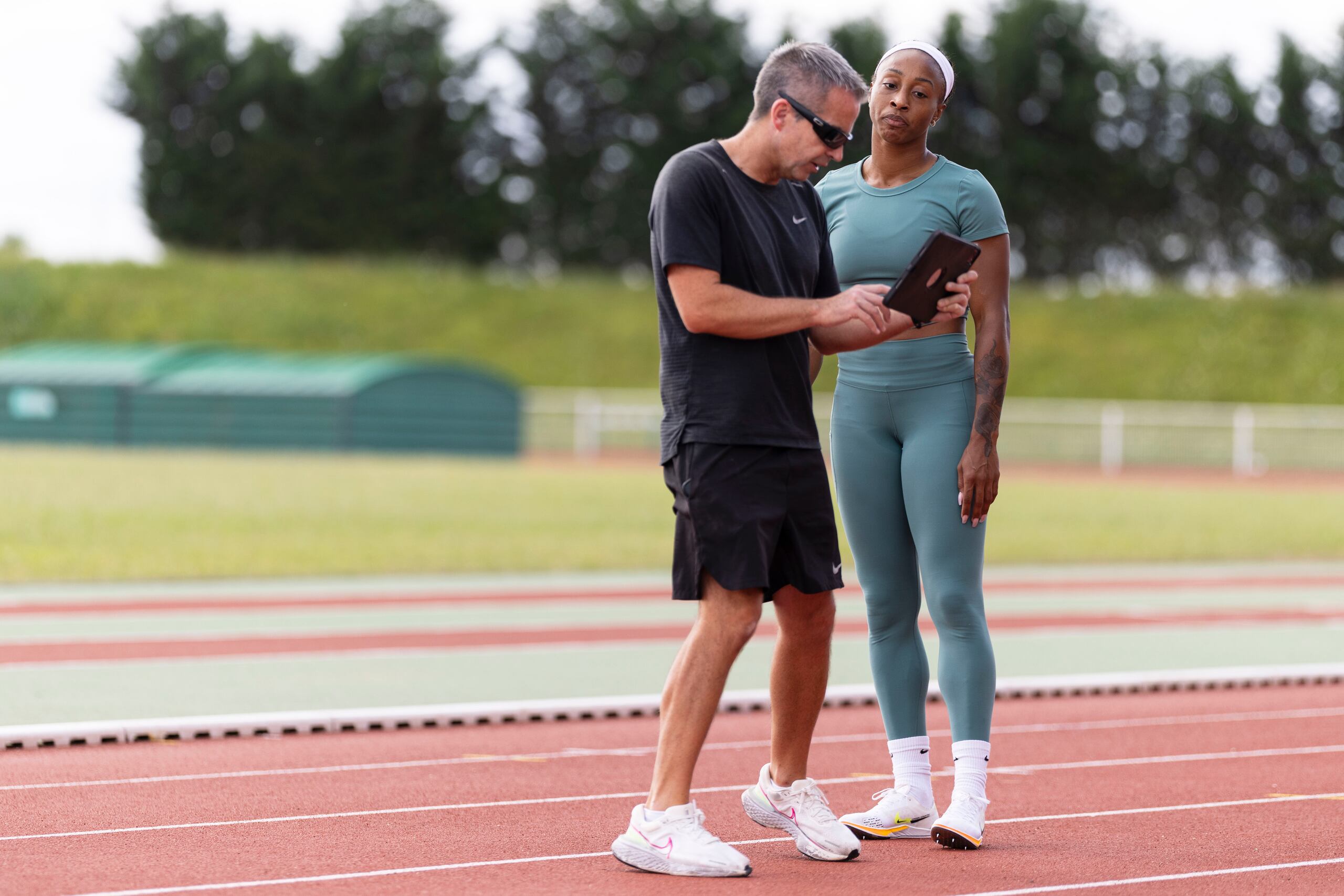 El entrenador de Jasmine Camacho Quinn, John Coghlan, dice que su atleta está muy cerca del gran nivel que llevó a las Olimpiadas Tokio 2020 en el verano del 2021.