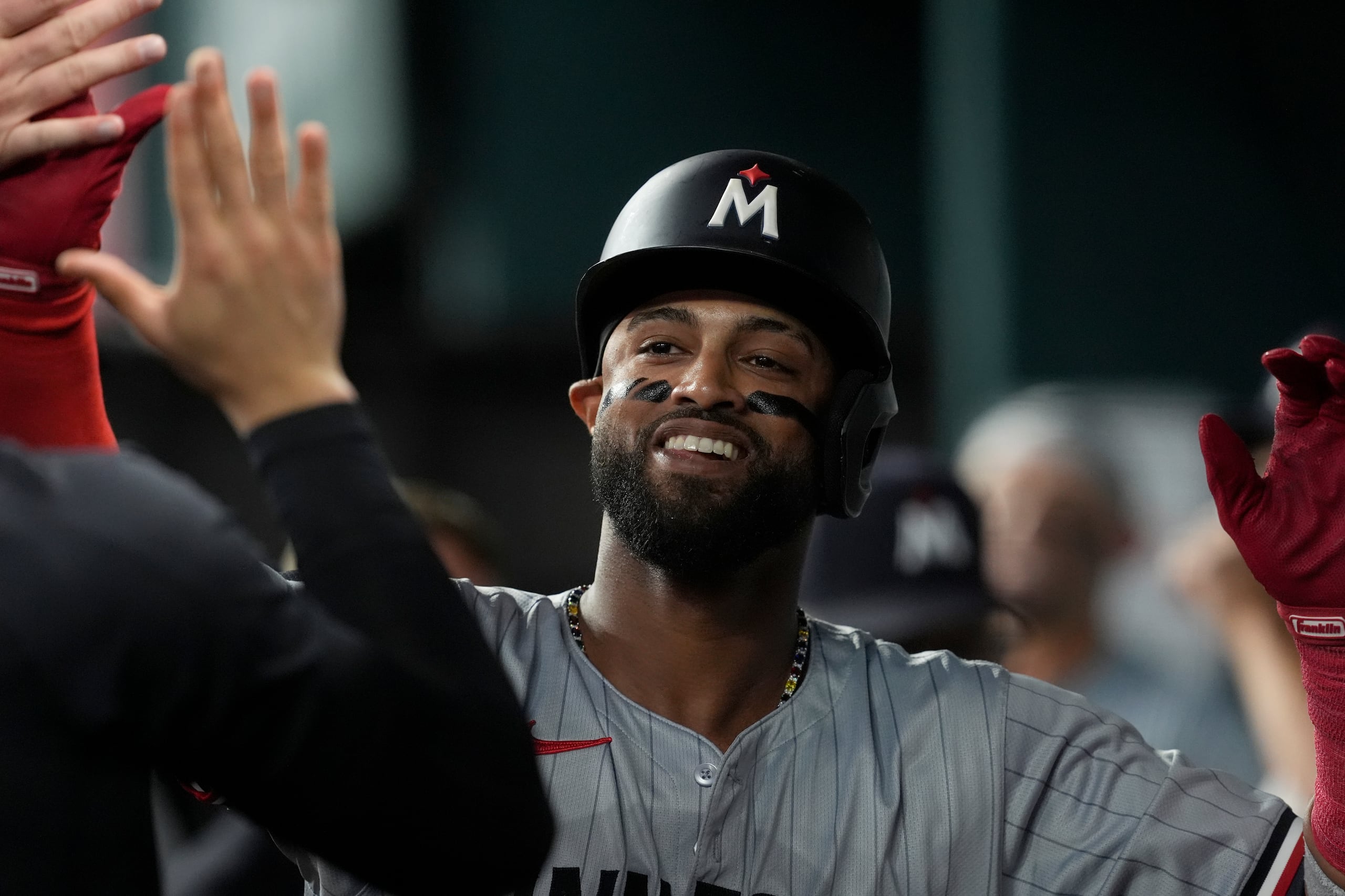 Willi Castro festeja en el dugout de los Twins de Minnesota su jonrón solitario ante los Rangers de Texas.
