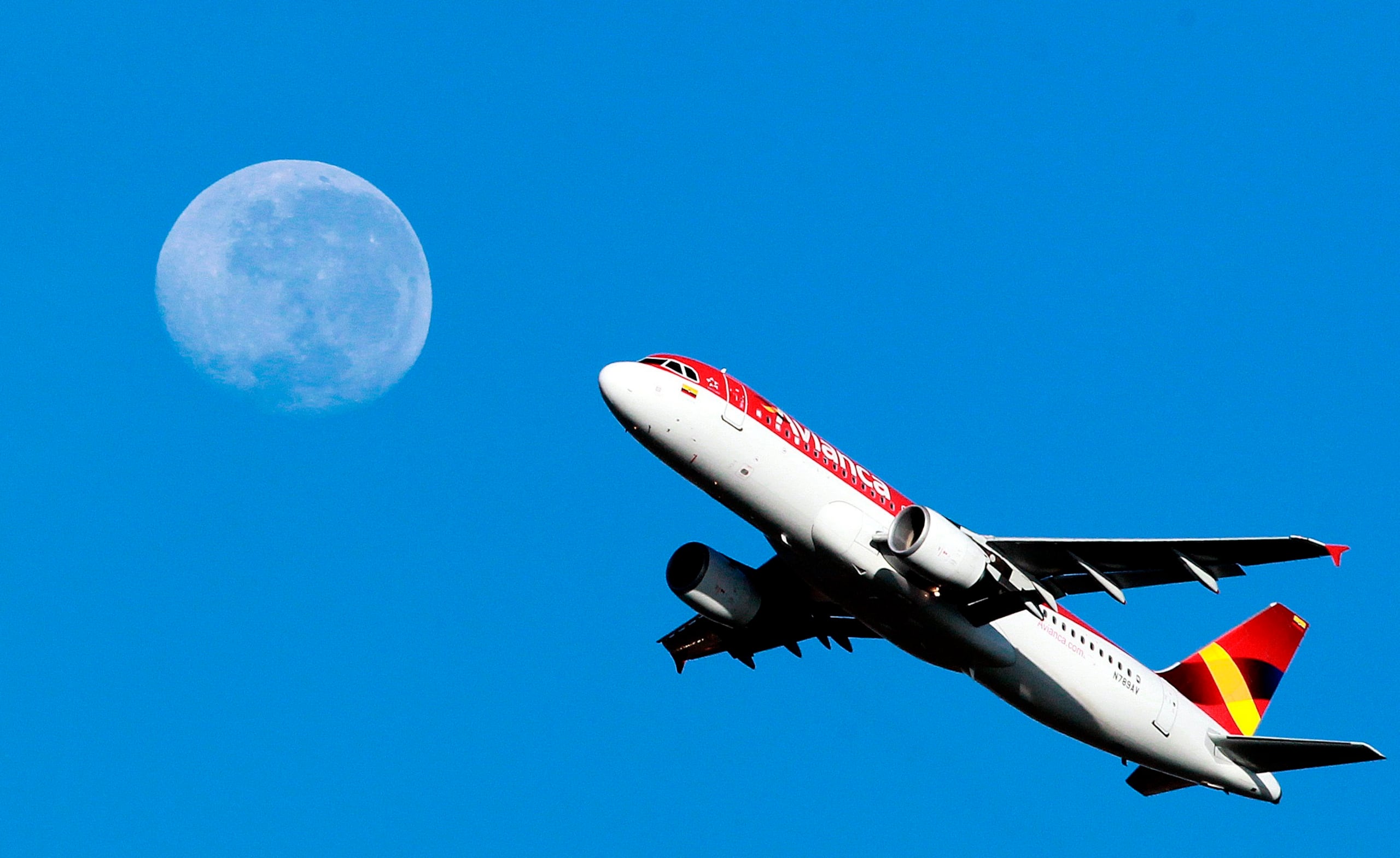 Un avión de la aerolínea Avianca sobrevuela Bogotá, Colombia. EFE/Mauricio Dueñas Castañeda/Archivo