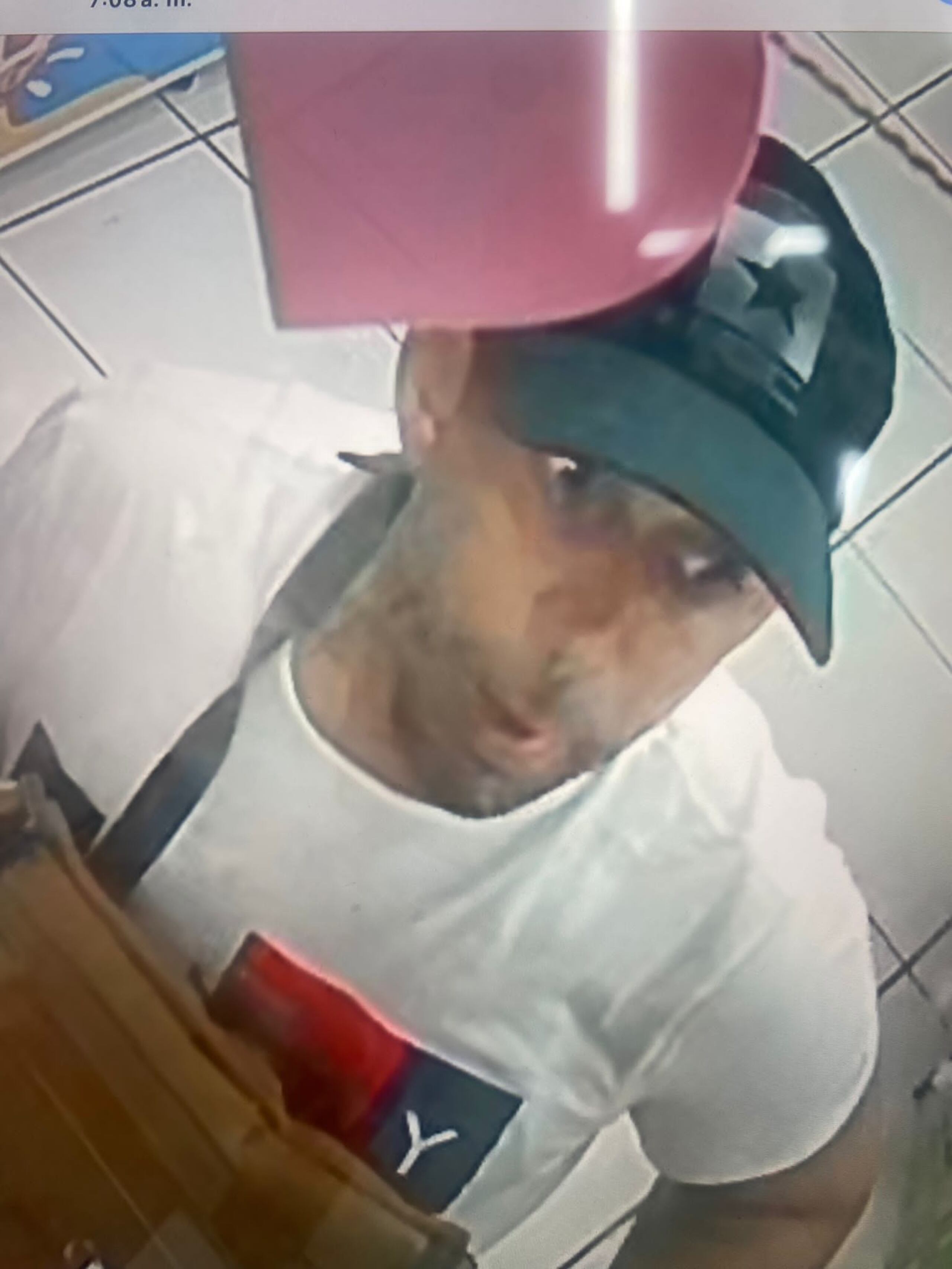 Las autoridades buscan al sospechoso de asaltar la gasolinera Texaco en la avenida 65 de Infantería, Carolina.