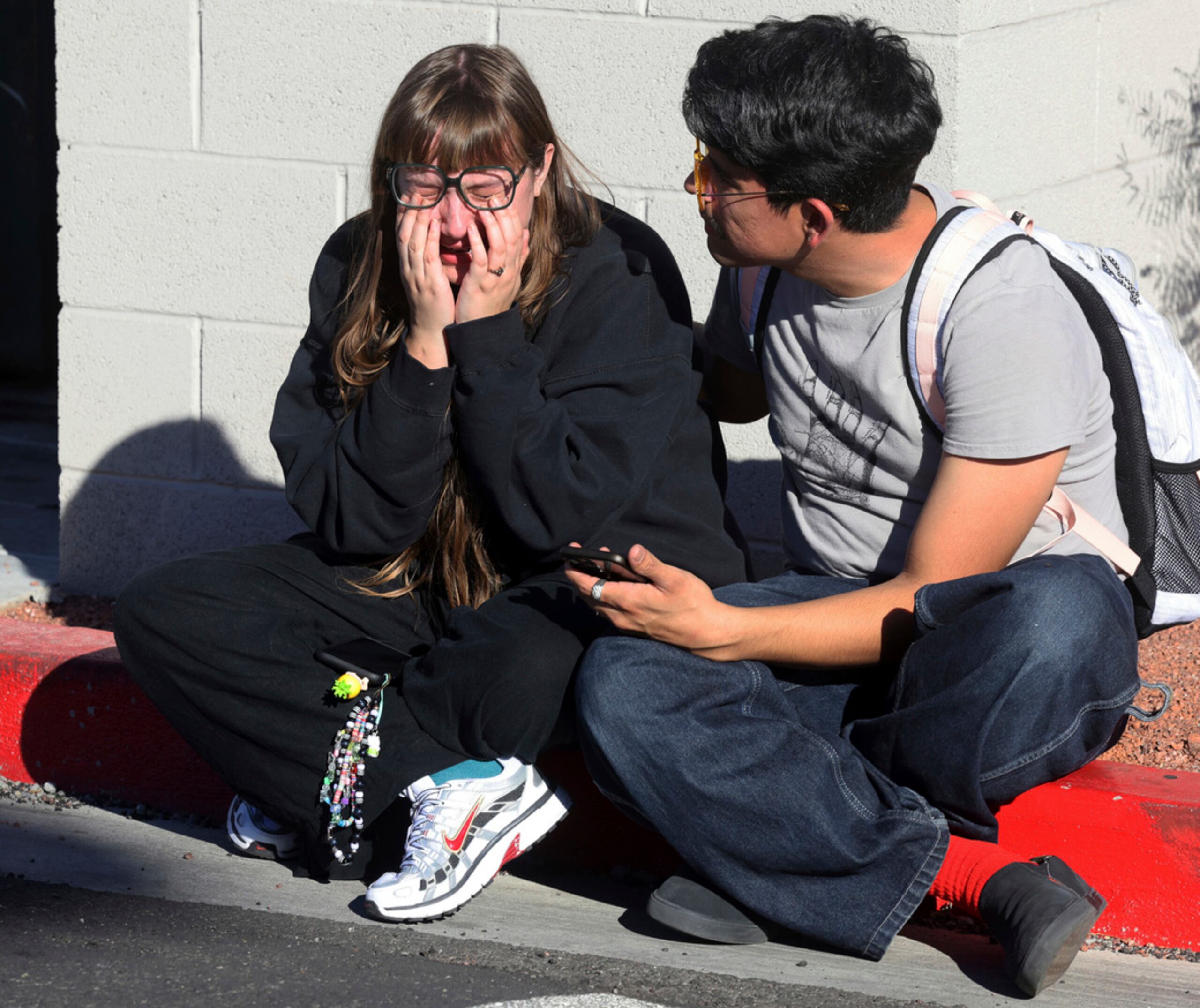 Amanda Pérez es consolada por otro estudiante, Alejandro Barron, tras el tiroteo en la Universidad de Nevada, en Las Vegas, el 6 de diciembre de 2023.