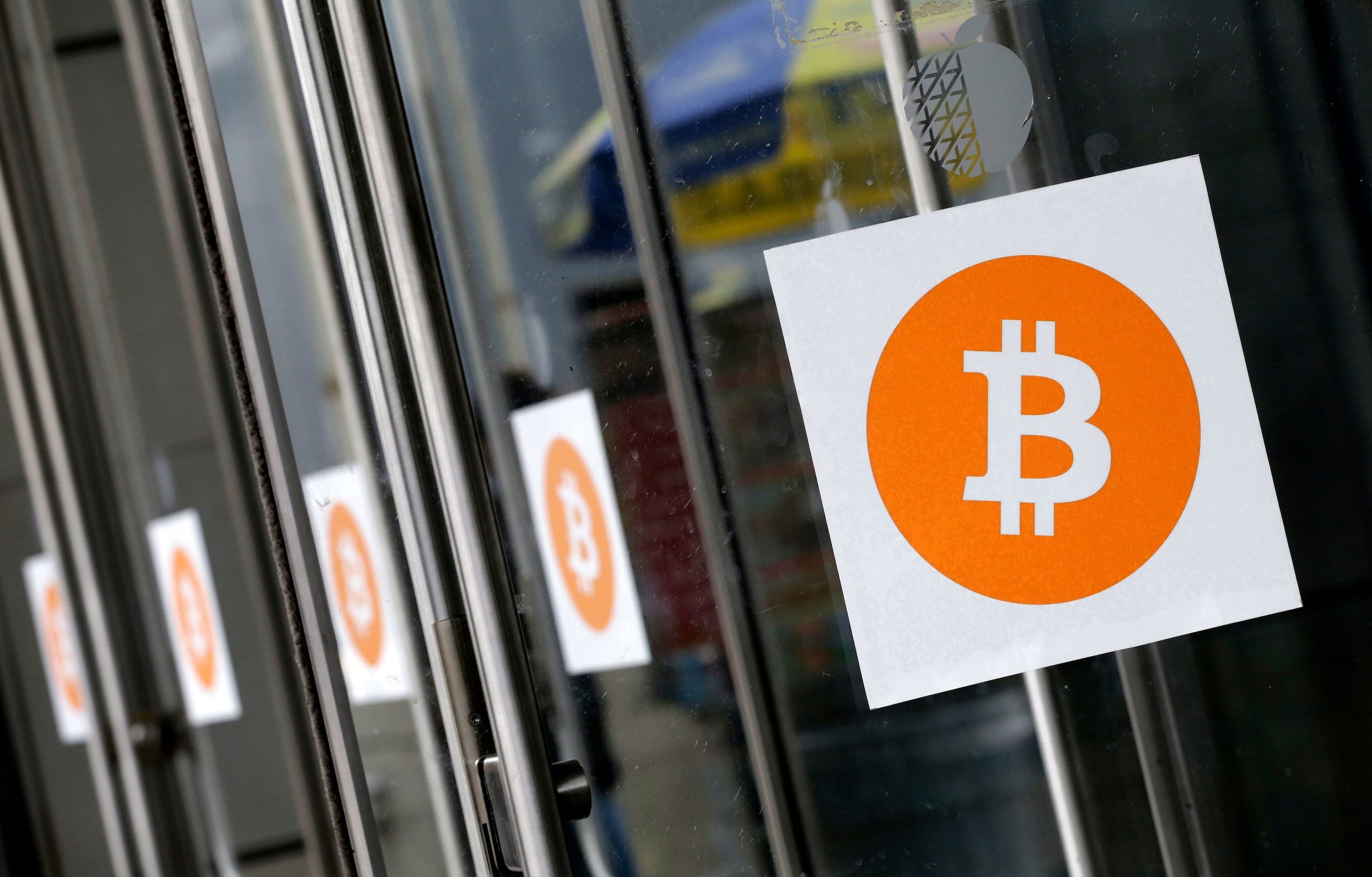 Foto de archivo del logo de Bitcoin en una conferencia sobre criptomonedas en Nueva York el 7 de abril del 2014. (Archivo/ AP foto/Mark Lennihan)