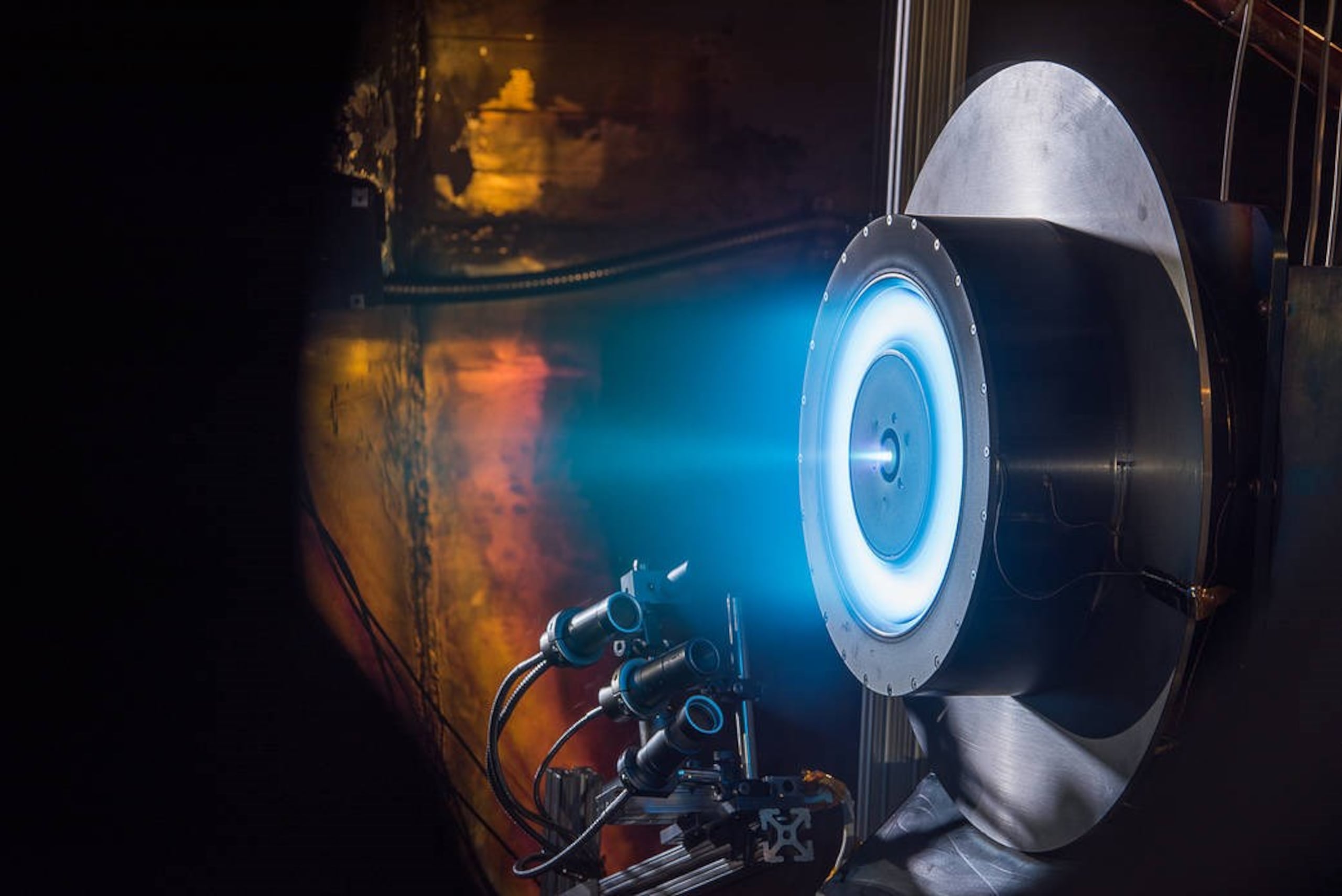 Este tipo de motores es capaz de impulsar naves espaciales a velocidades mucho mayores que la propulsión convencional química. (NASA)