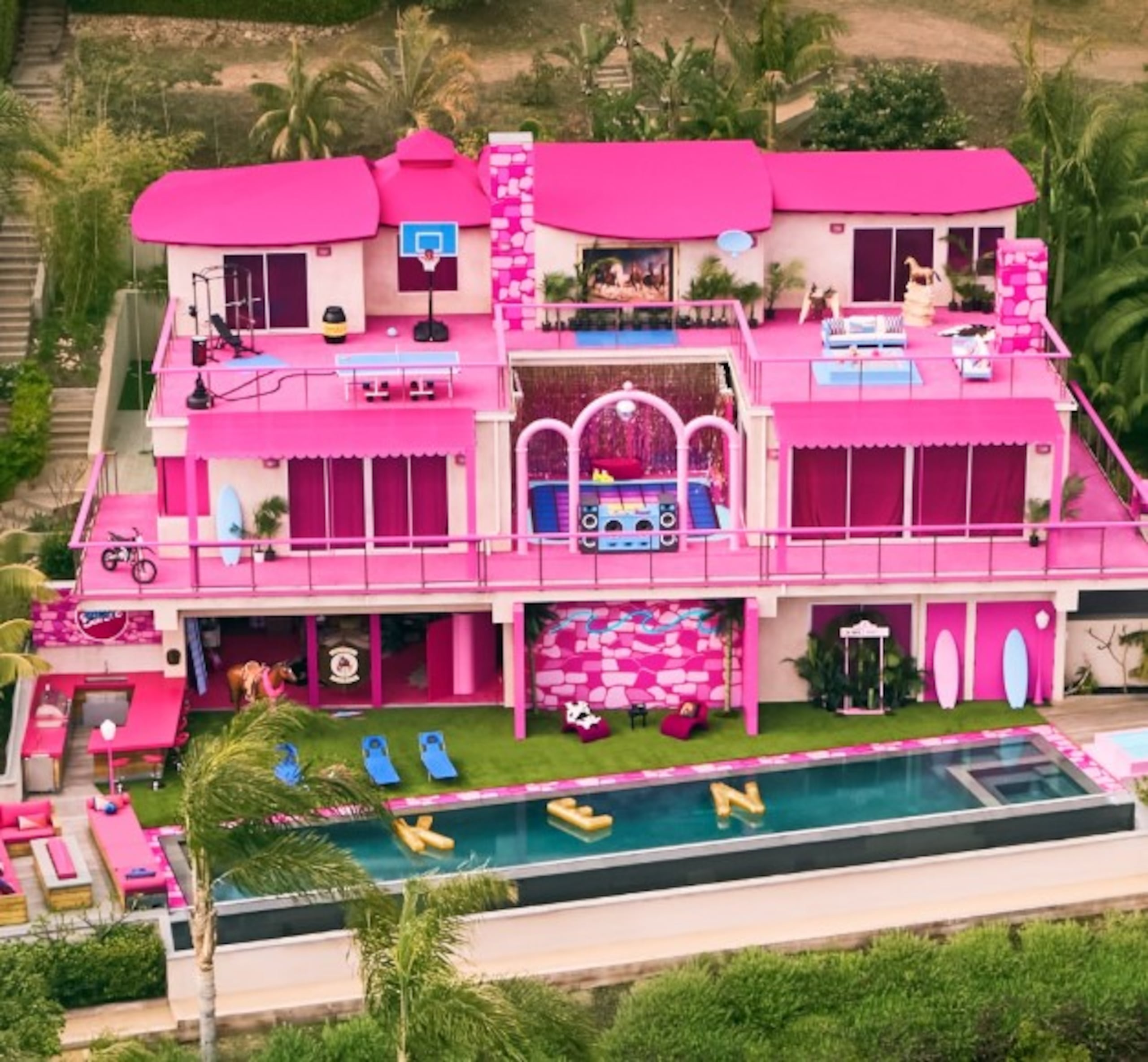 En su página web, Airbnb señala que en la casa –ubicada en Malibú, California, Estados Unidos- se pueden hospedar máximo 2 huéspedes, tiene una habitación, una cama y un baño privado. Además, el lugar ofrece vista al océano y piscina.