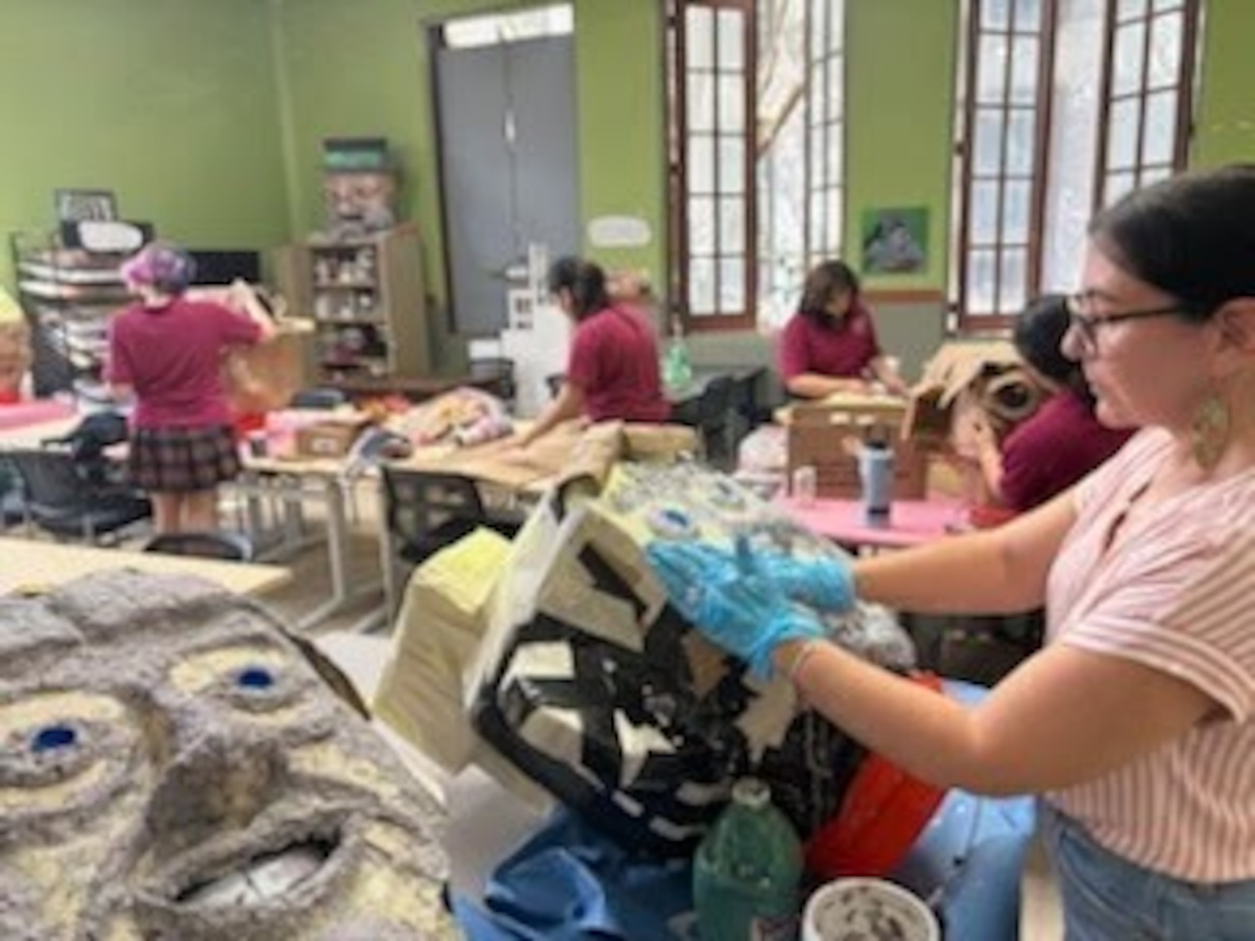 Entre cartón, pintura y largas horas de trabajo, los estudiantes dieron forma a personajes que conectan el pasado con el presente.