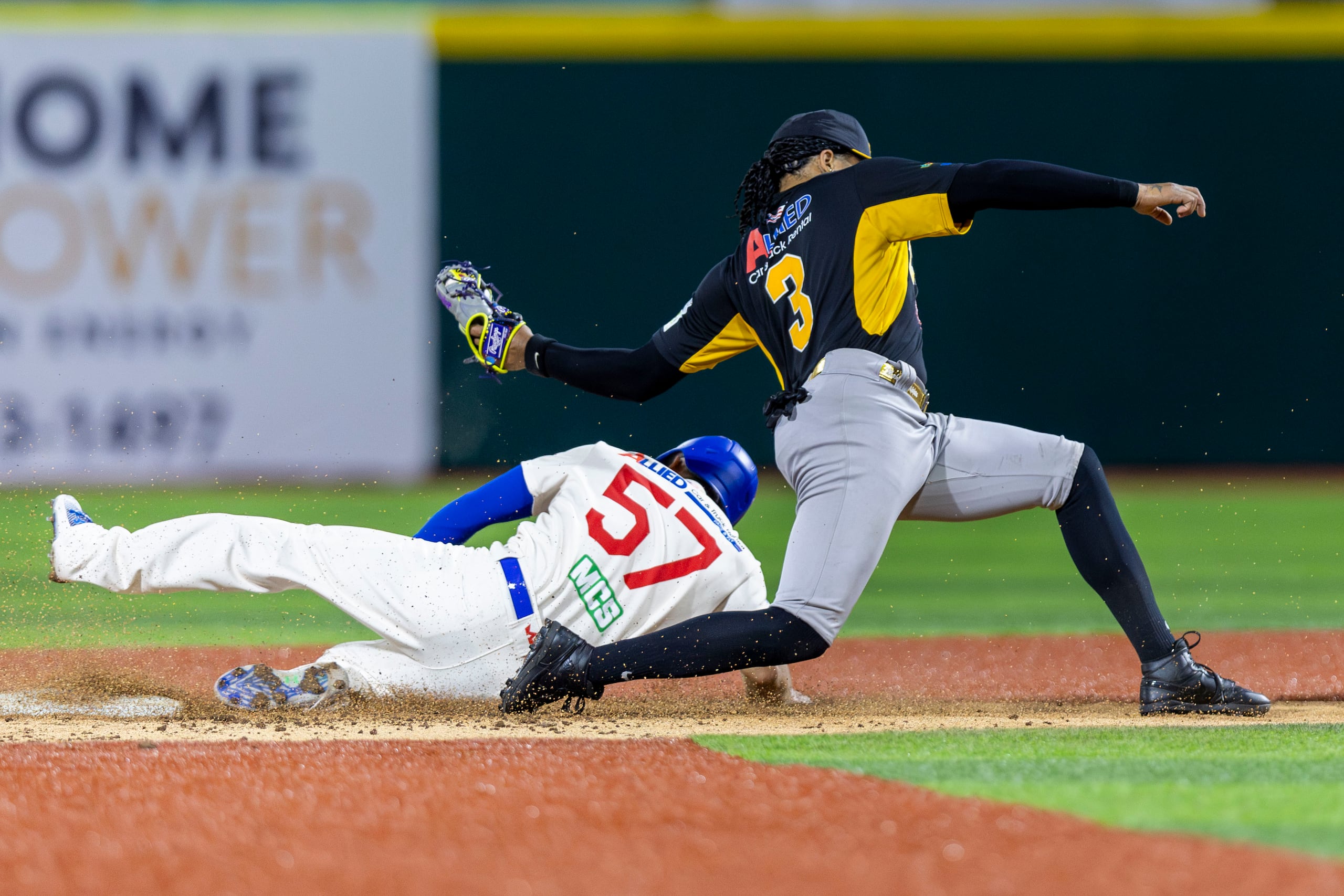 Delvin Pérez, de los Gigantes de Carolina, saca a Leonardo Rivas, de los Cangrejeros de Santurce.