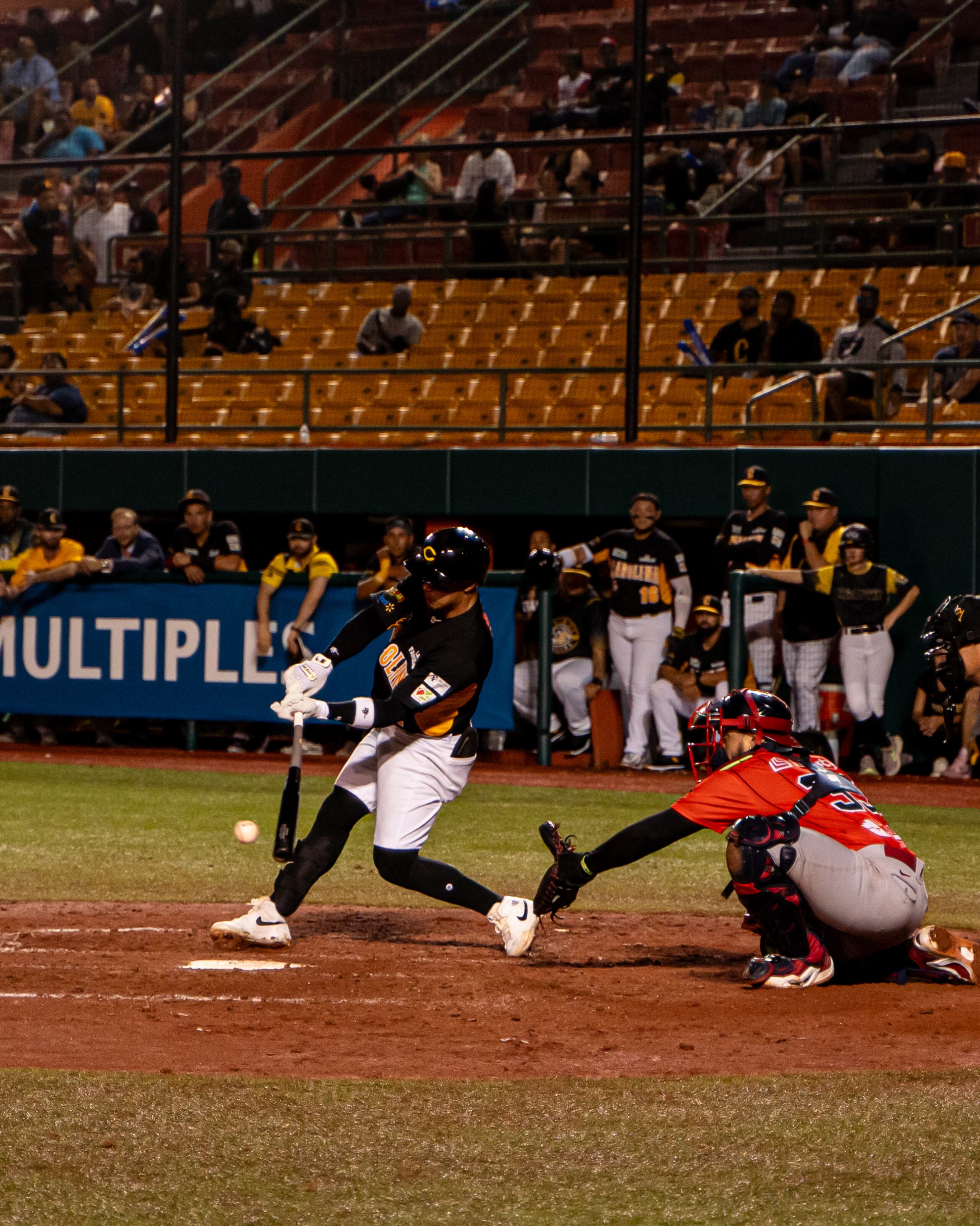 Bryan Torres, de los Gigantes de Carolina, durante un turno frente a los Leones de Ponce.