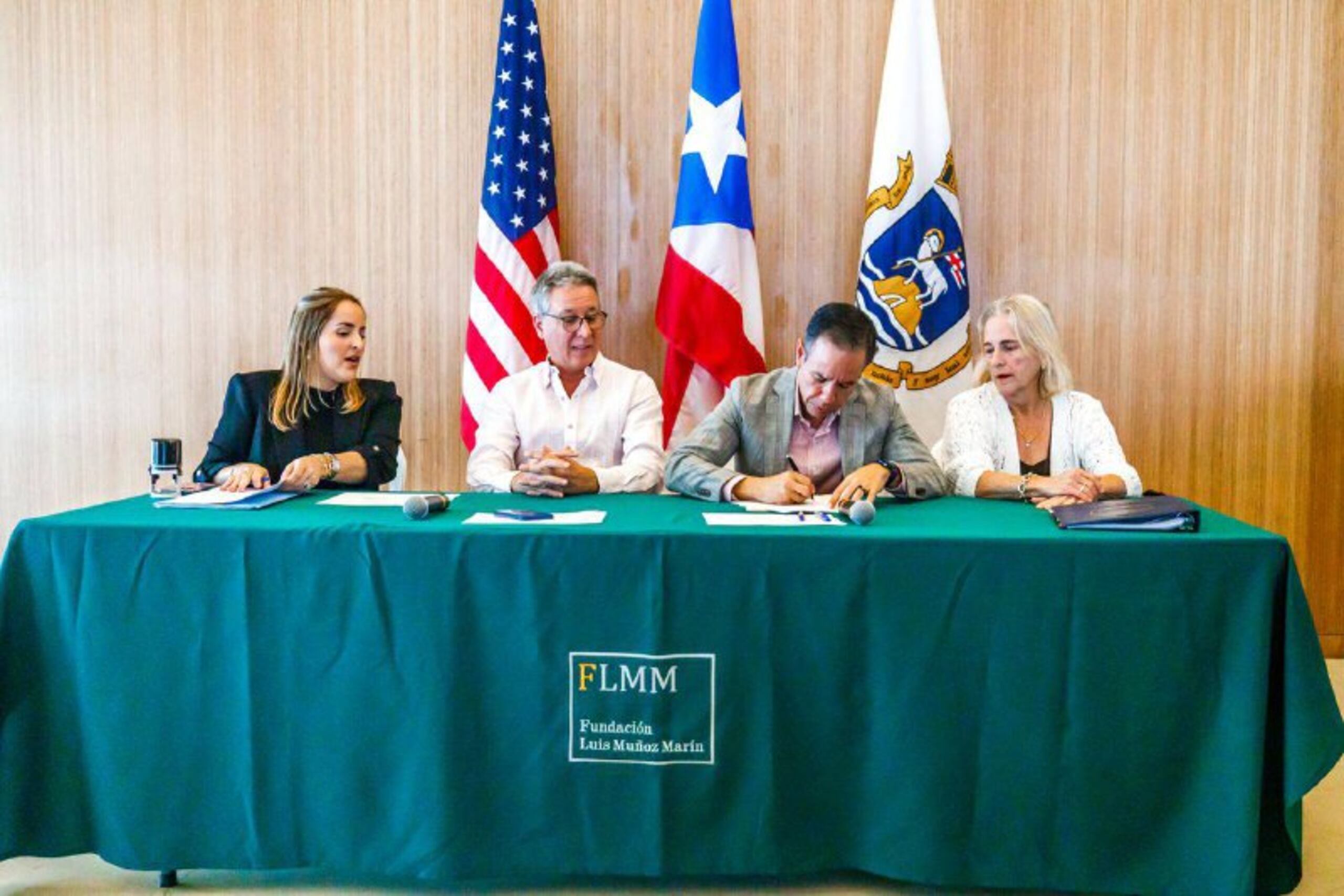 El alcalde de San Juan, Miguel Romero Lugo, firma el documento que traspasa los terrenos del Parque Doña Inés a la Fundación Luis Muñoz Marín.