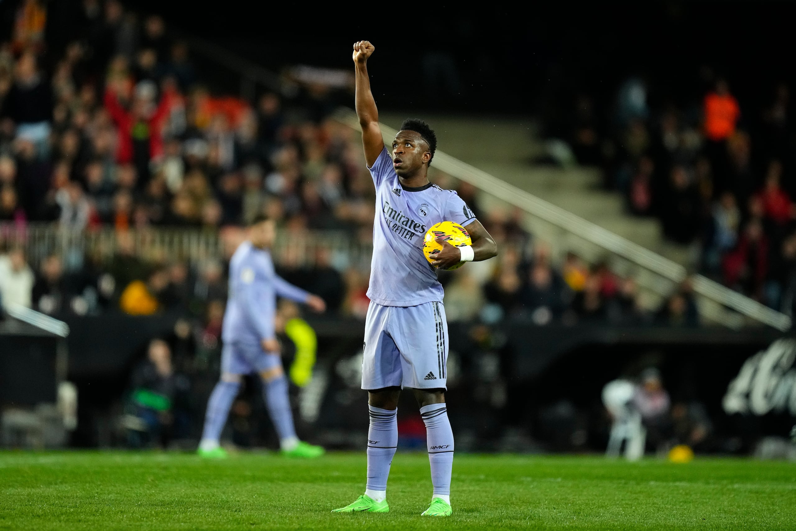 En esta foto del 2 de marzo del 2024, Vinícius Junior, del Real Madrid, celebra con el puño en el aire tras anotar el primer gol en el encuentro ante Valencia.