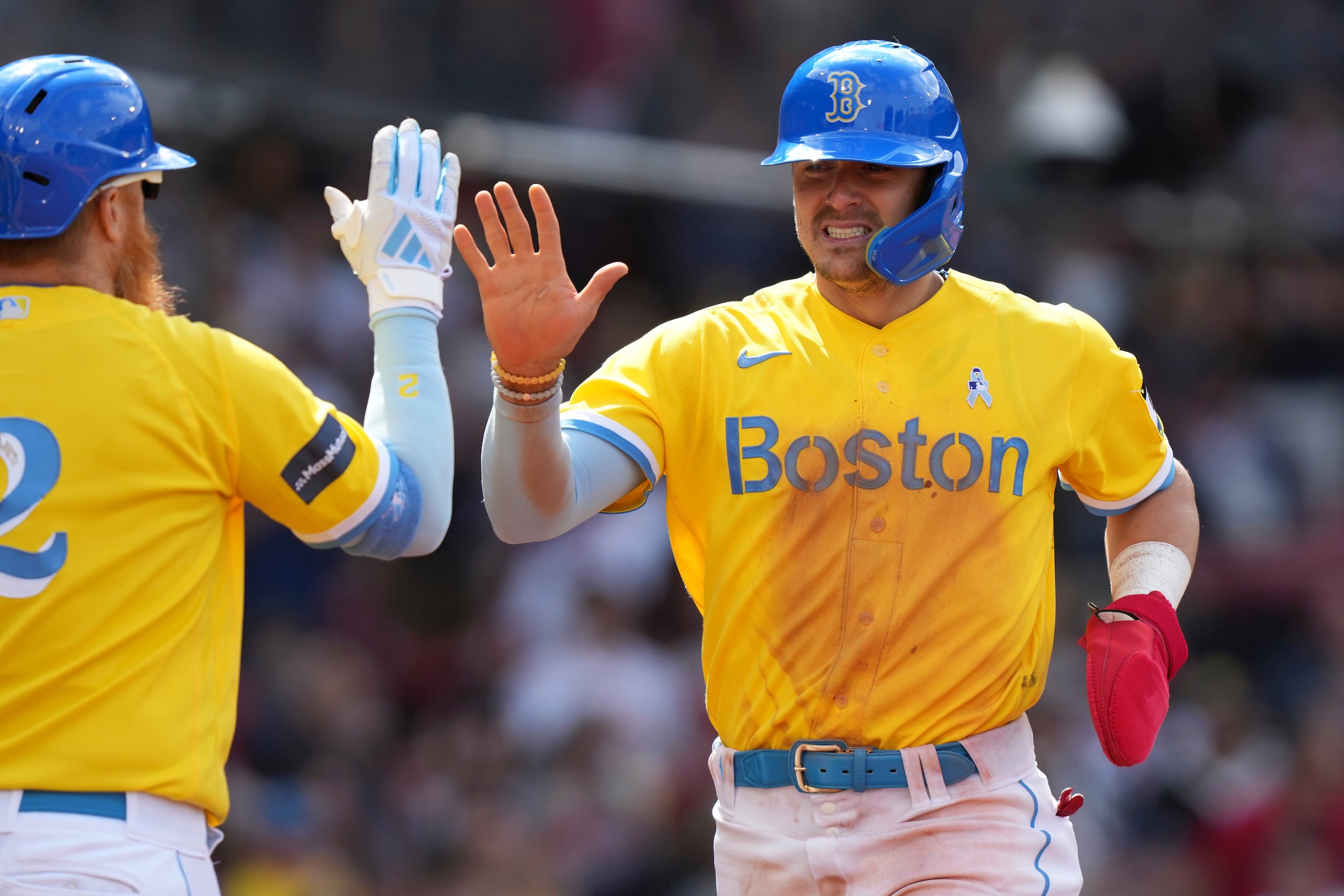 Enrique Hernández (derecha) de los Medias Rojas de Boston es recibido por Justin Turner tras anotar una carrera ante los Yankees de Nueva York.