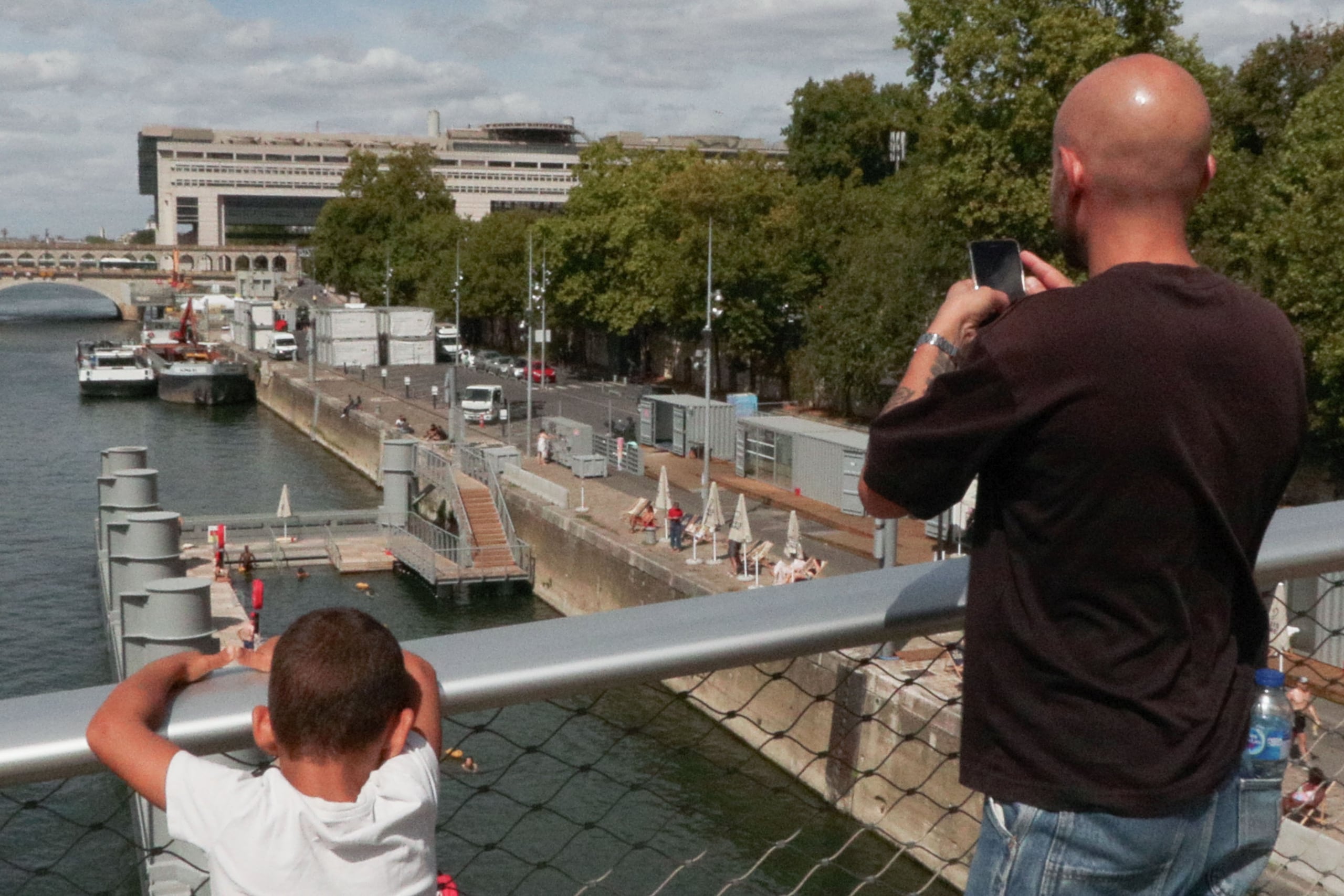 La zona habilitada para el baño en el río Sena a su paso por la zona de Bercy, en París. Cerca de 100.000 personas se han bañado en el río Sena a su paso por París este verano desde que se abrió esta posibilidad el 5 de julio, por primera vez tras 102 años en que eso había estado prohibido por la mala calidad del agua. EFE/ Edgar Sapiña