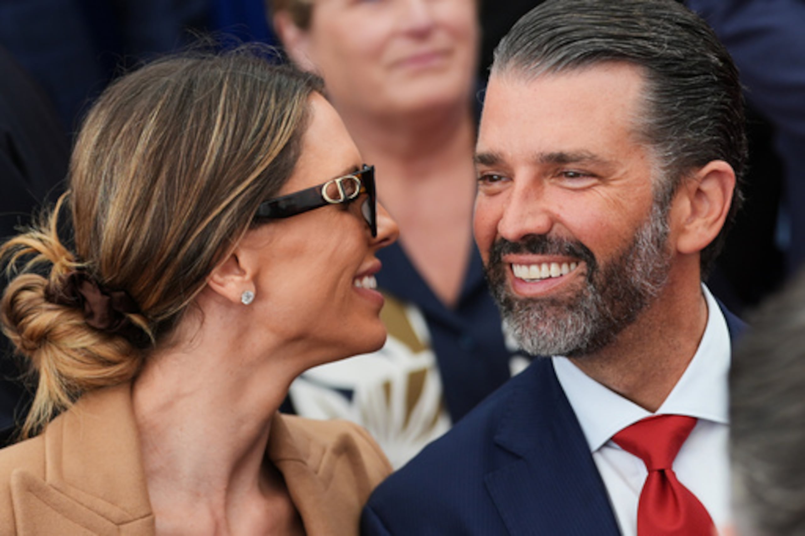 ARCHIVO - Donald Trump Jr. habla con su esposa Bettina, a la izquierda, mientras esperan a que el presidente Donald Trump pronuncie unas palabras ante el personal de la embajada de EE. UU. en la Residencia Deerfield de Dublín, el 12 de septiembre de 2026. (Foto AP/Julia Demaree Nikhinson, archivo)