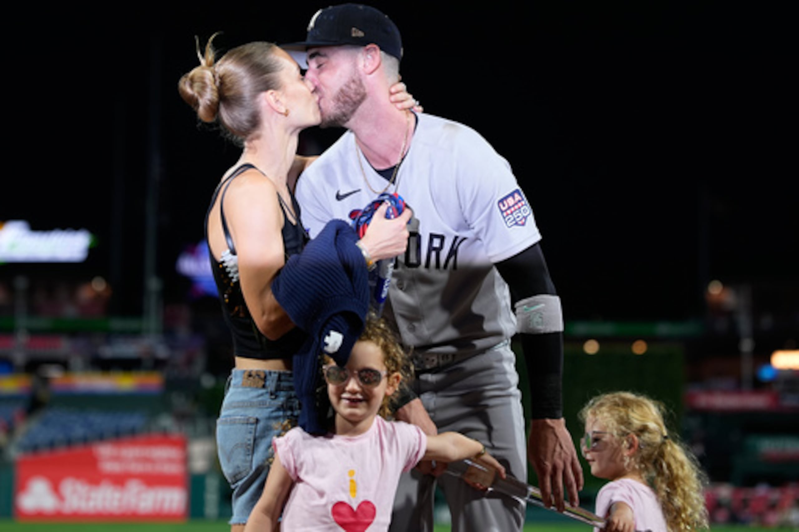 Cody Bellinger, de los Yankees de Nueva York, besa a Chase Carter Bellinger tras ganar el trofeo al Jugador Más Valioso (MVP) tras el Juego de las Estrellas de las Grandes Ligas de Béisbol (MLB) entre la Liga Americana y la Liga Nacional, el martes 14 de julio de 2026, en Filadelfia. (Foto AP/Matt Slocum)