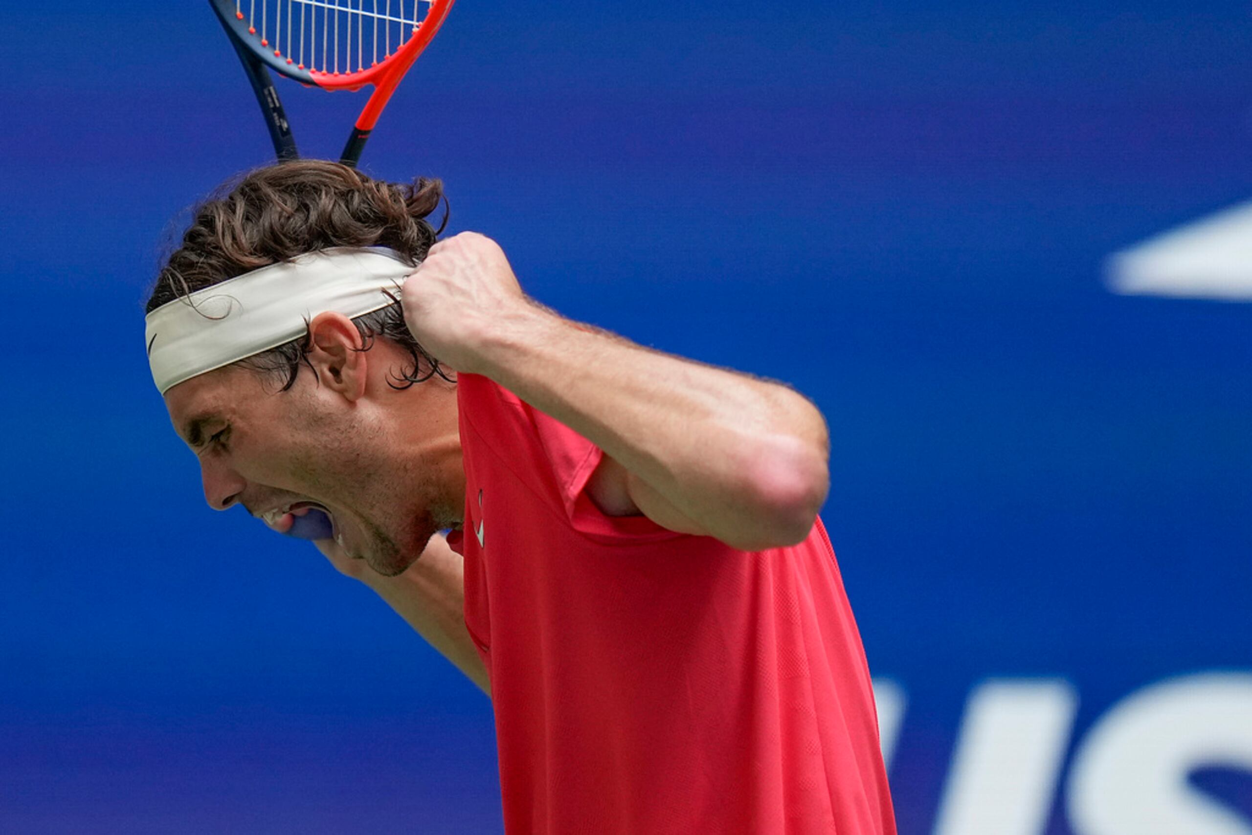 Taylor Fritz reacciona con frustración durante el partido contra Novak Djokovic.