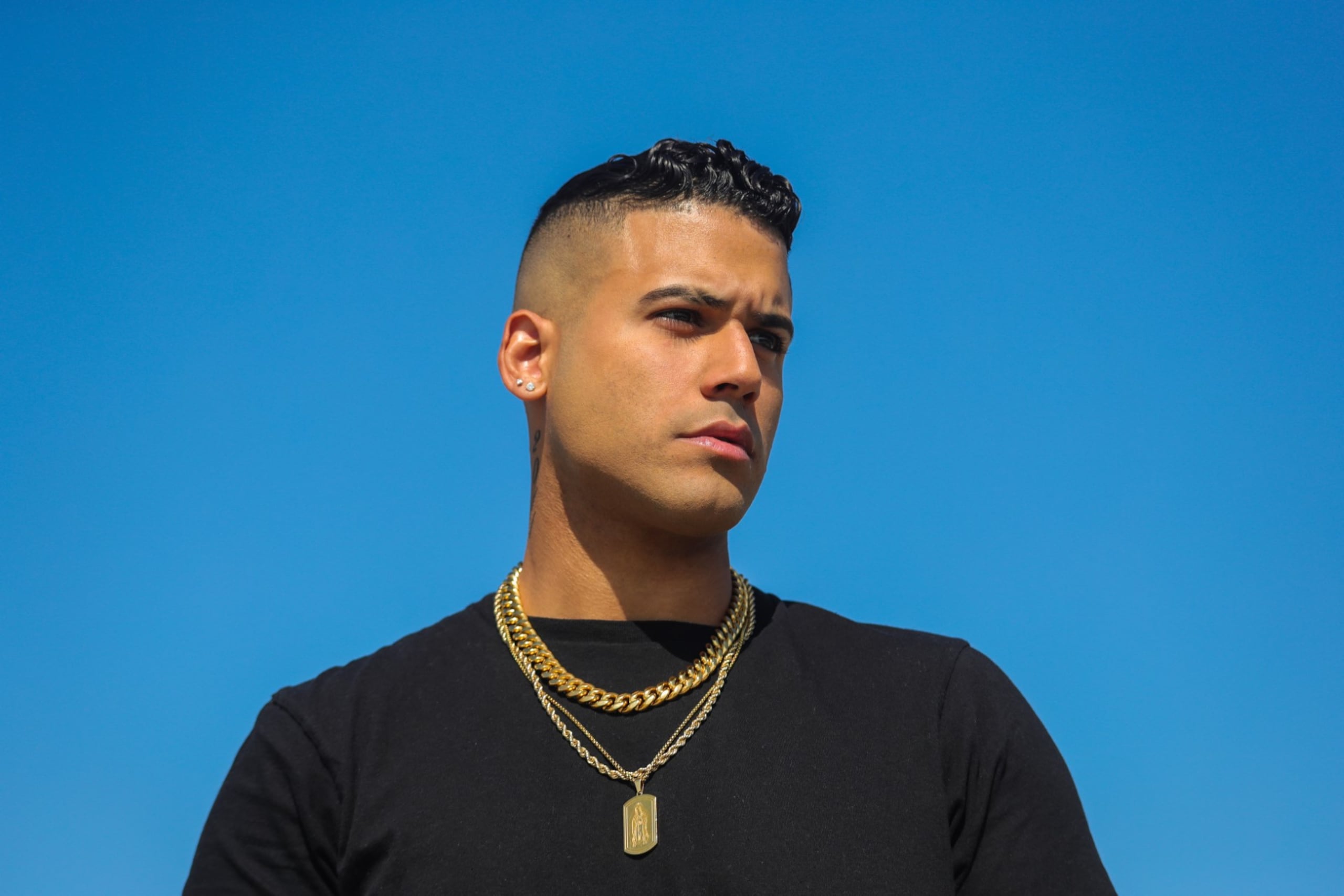 Compuso su primer tema a los 16 años y el mismo fue grabado por su padre, Jerry Rivera.