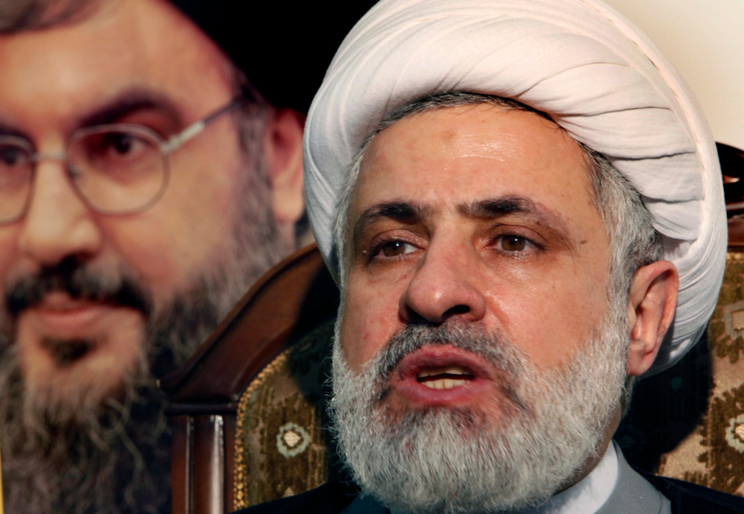 El jefe interino de Hezbollah, el jeque Naim Kassem, habla en una entrevista con The Associated Press en un suburbio del sur de Beirut, Líbano, el 2 de junio de 2009.