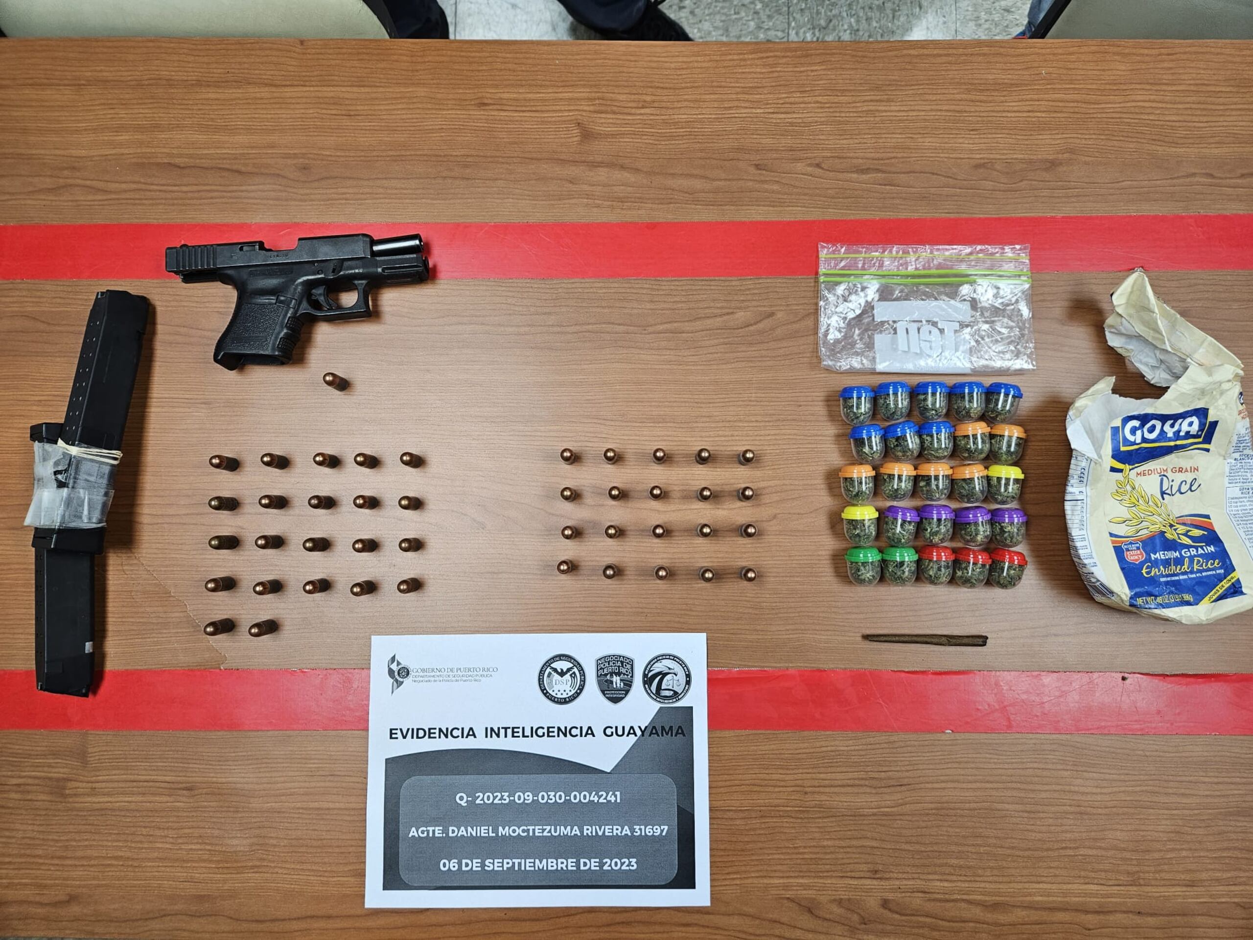 Los agentes ocuparon en la residencia una pistola Glock modelo 30, calibre .45; dos cargadores; 43 municiones calibre .45; 25 copos de marihuana y un cigarrillo de marihuana.