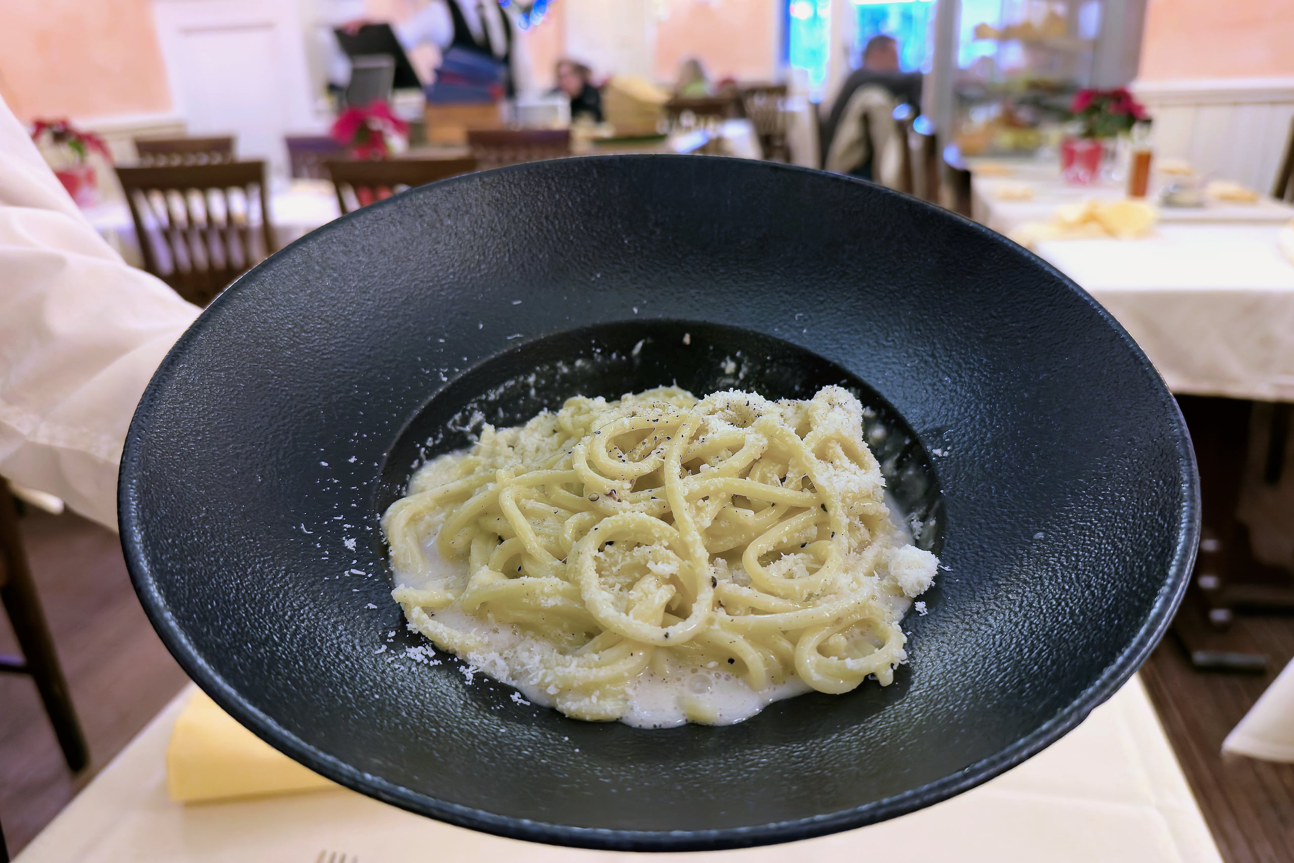 -Vista de un tradicional plato de pasta italiana este miércoles en Roma. La cocina italiana, un legado emocional global, es Patrimonio Inmaterial de la UnescoEl Comité del Patrimonio Inmaterial de la Unesco inscribió este miércoles la cocina italiana en su Lista Representativa, destacando que esta práctica se ha consolidado como "un modelo de identidad sociocultural" y un legado emocional que trasciende las fronteras del país europeo. (EFE/ Daniel Cáceres)